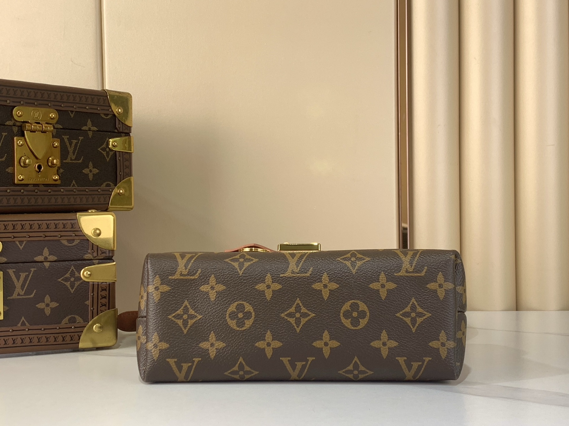 LV Style Black Leather Top Handle Bag style reference detail image 4 from source 770255