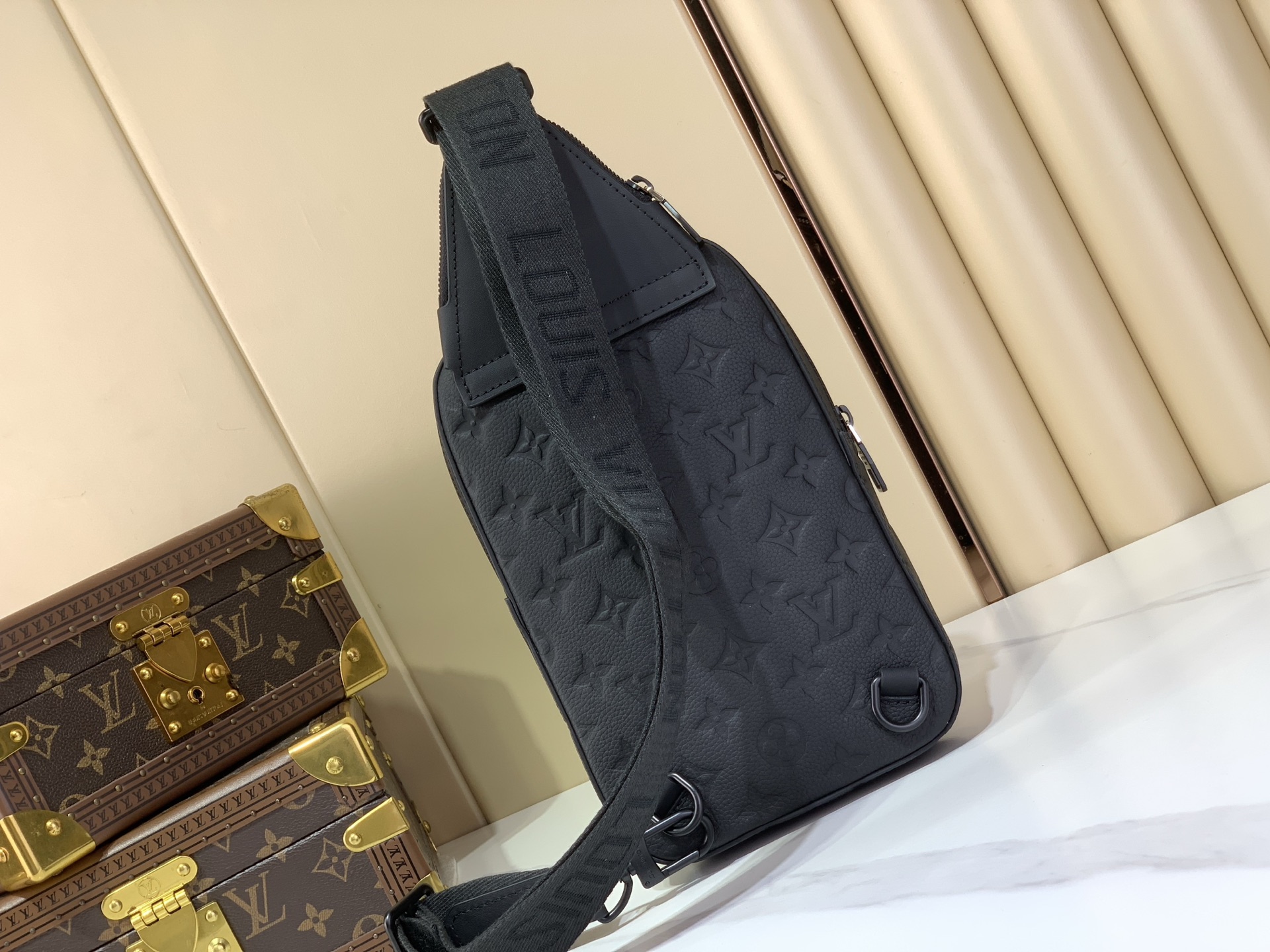 【顶级原单 Avenue Slingbag PM 单肩胸包】M2A354 黑色 (压花) Avenue Slingbag 【顶级原单 Avenue Slingbag PM 单肩胸包】M2A354 黑色 (压花) Avenue Slingbag