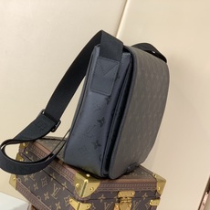 【顶级原单 BASTILLE 小号邮差手袋】M2A195 黑花丝印 本款 Bastille 小号邮差包以 Monogra 【顶级原单 BASTILLE 小号邮差手袋】M2A195 黑花丝印 本款 Bastille 小号邮差包以 Monogra