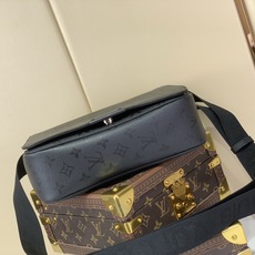 【顶级原单 BASTILLE 小号邮差手袋】M2A195 黑花丝印 本款 Bastille 小号邮差包以 Monogra 【顶级原单 BASTILLE 小号邮差手袋】M2A195 黑花丝印 本款 Bastille 小号邮差包以 Monogra