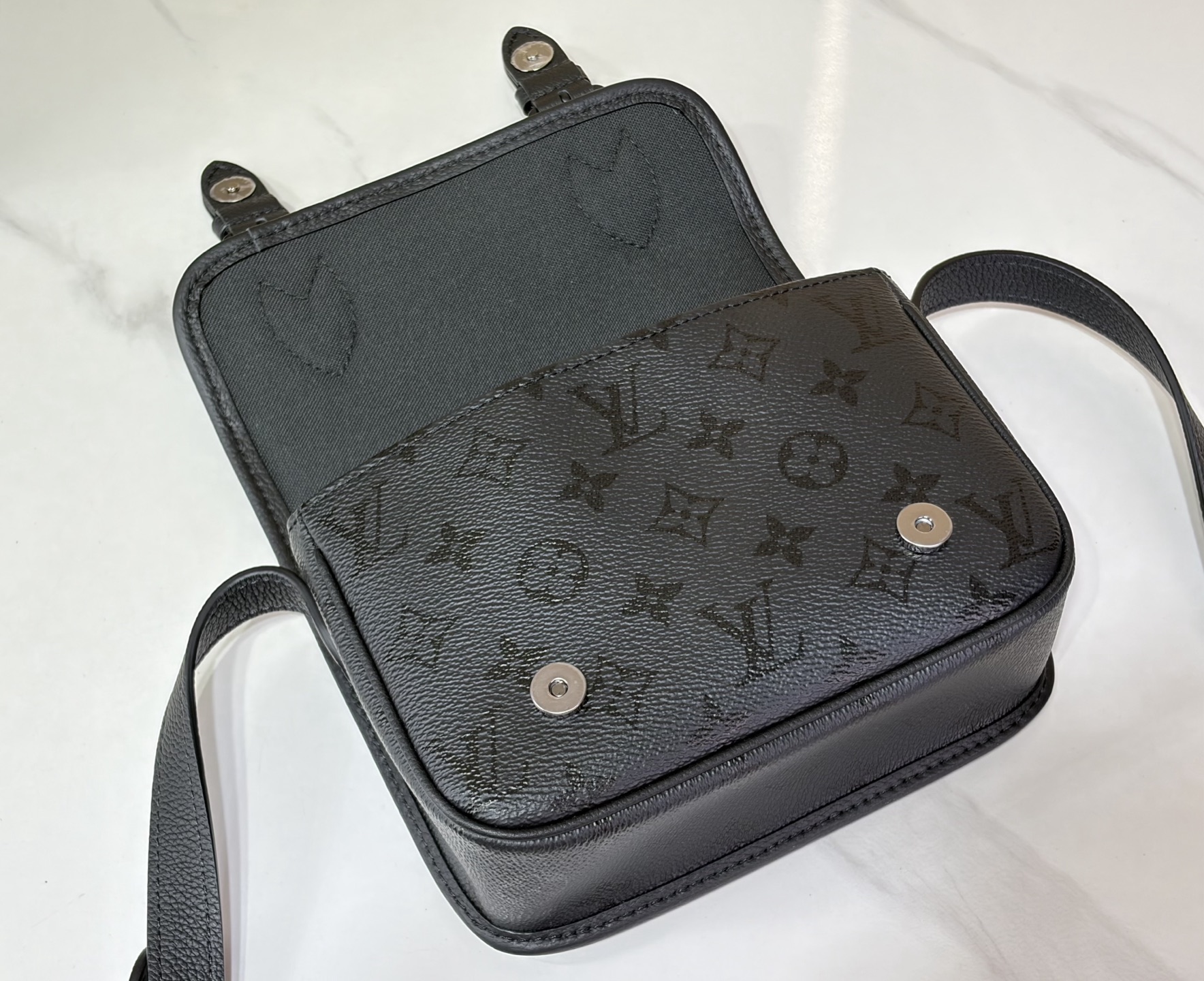 【顶级原单 SATCHEL 迷你斜挎包】M2A259 黑花丝印 本款 Satchel 迷你斜挎包选用 Monogram 【顶级原单 SATCHEL 迷你斜挎包】M2A259 黑花丝印 本款 Satchel 迷你斜挎包选用 Monogram