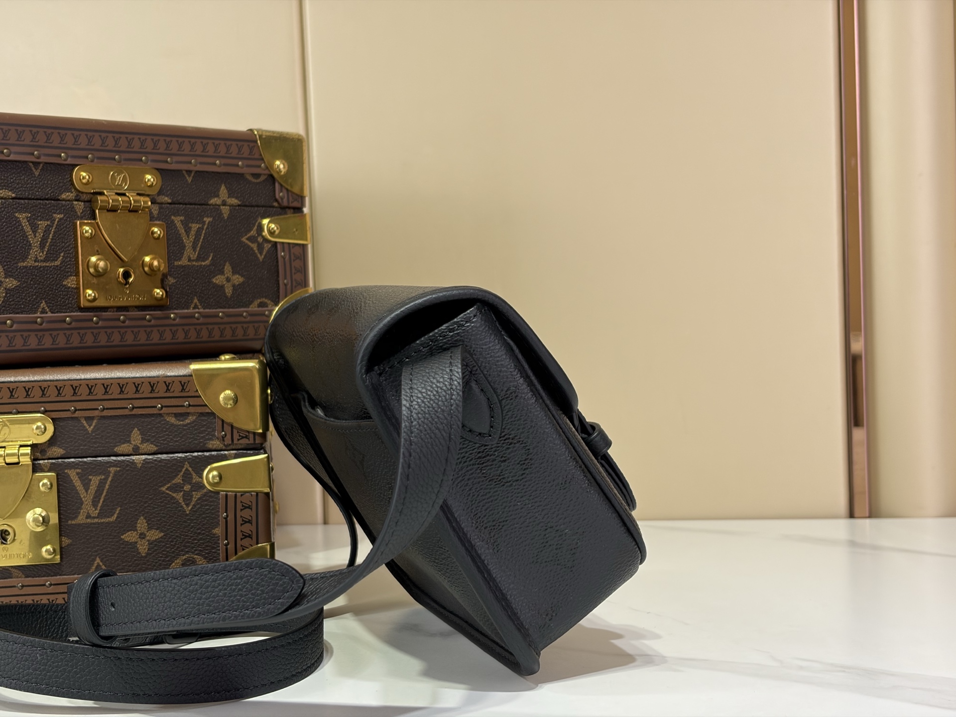 【顶级原单 SATCHEL 迷你斜挎包】M2A259 黑花丝印 本款 Satchel 迷你斜挎包选用 Monogram 【顶级原单 SATCHEL 迷你斜挎包】M2A259 黑花丝印 本款 Satchel 迷你斜挎包选用 Monogram