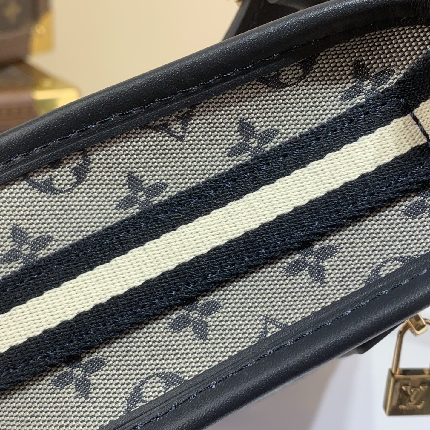 【顶级原单 Lucille小号中古手提袋】M92333黄色 92331树莓粉 92330深蓝色 92332绿色 9233 【顶级原单 Lucille小号中古手提袋】M92333黄色 92331树莓粉 92330深蓝色 92332绿色 9233