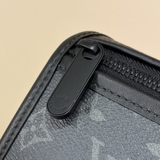 【顶级原单 BOSPHORE 迷你邮差手袋 】m12599 黑花 Bosphore 迷你手袋得名于品牌 2000 年代的 【顶级原单 BOSPHORE 迷你邮差手袋 】m12599 黑花 Bosphore 迷你手袋得名于品牌 2000 年代的