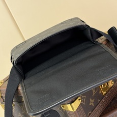 【顶级原单 BOSPHORE 迷你邮差手袋 】m12599 黑花 Bosphore 迷你手袋得名于品牌 2000 年代的 【顶级原单 BOSPHORE 迷你邮差手袋 】m12599 黑花 Bosphore 迷你手袋得名于品牌 2000 年代的