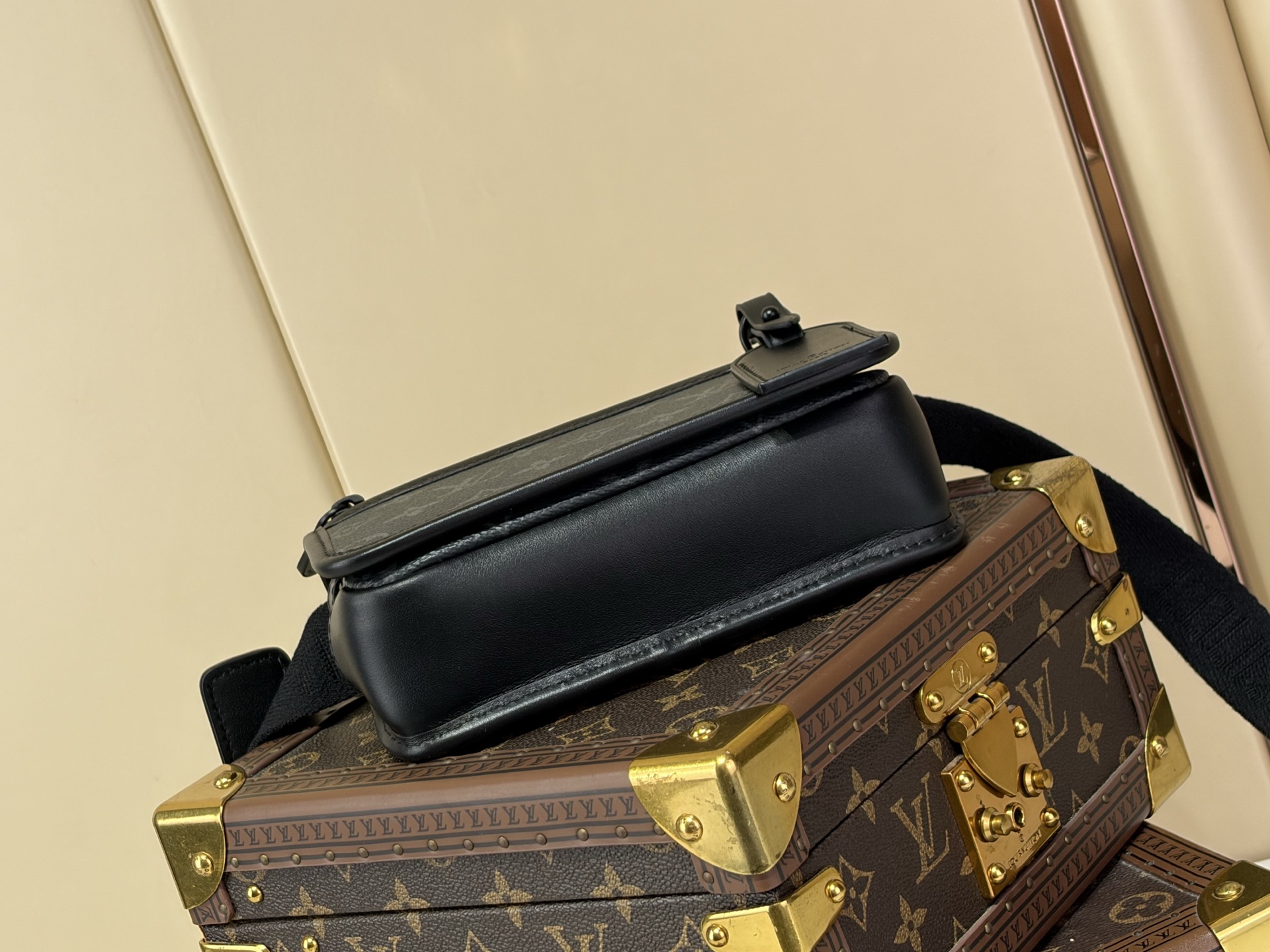 【顶级原单 BOSPHORE 迷你邮差手袋 】m12599 黑花 Bosphore 迷你手袋得名于品牌 2000 年代的 【顶级原单 BOSPHORE 迷你邮差手袋 】m12599 黑花 Bosphore 迷你手袋得名于品牌 2000 年代的