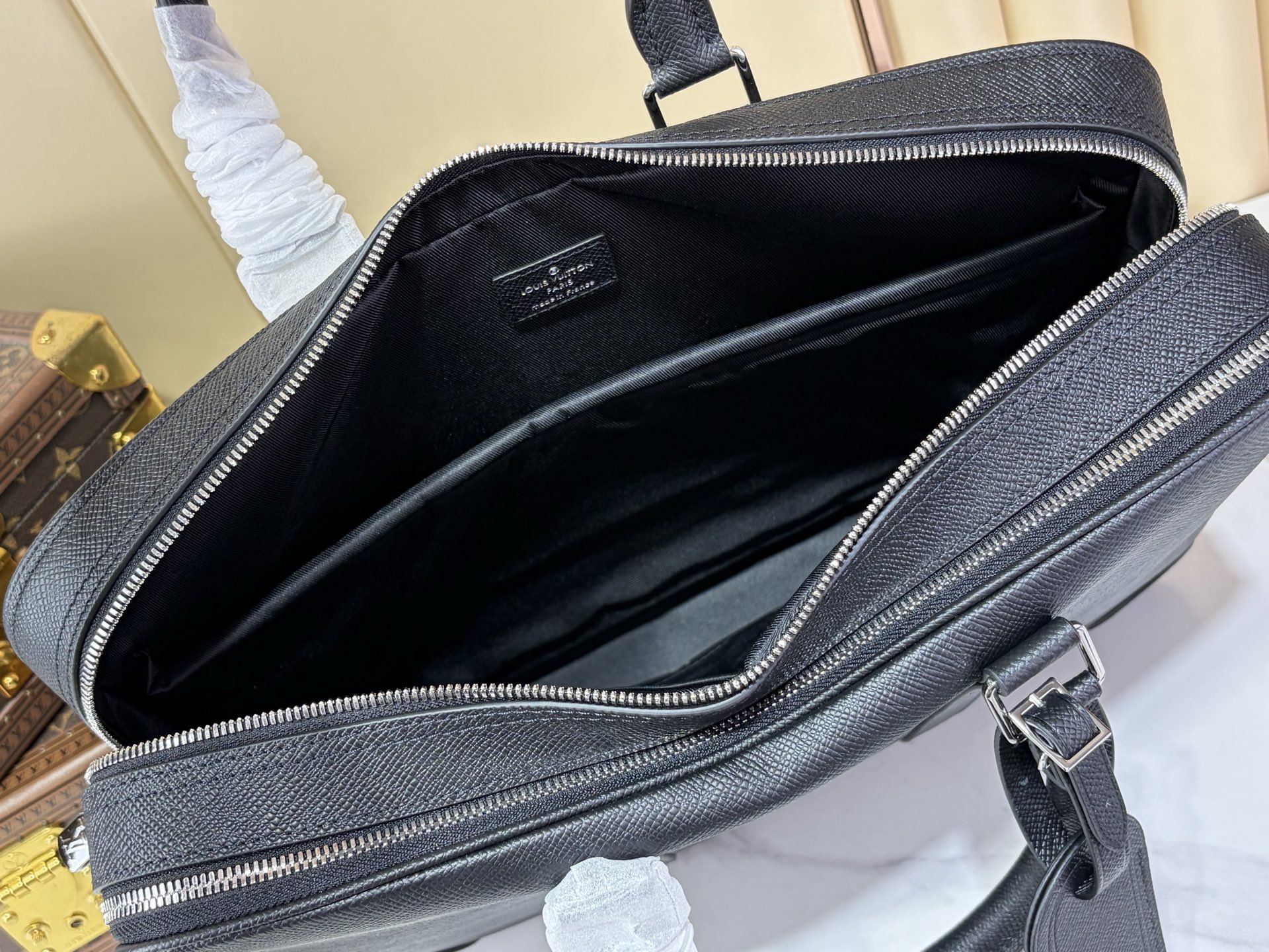 【顶级原单 Voyage 大号公文包】M30967 黑色(十字纹) 使用的 Taïga 皮革是将牛皮革打磨、柔化处理后压
