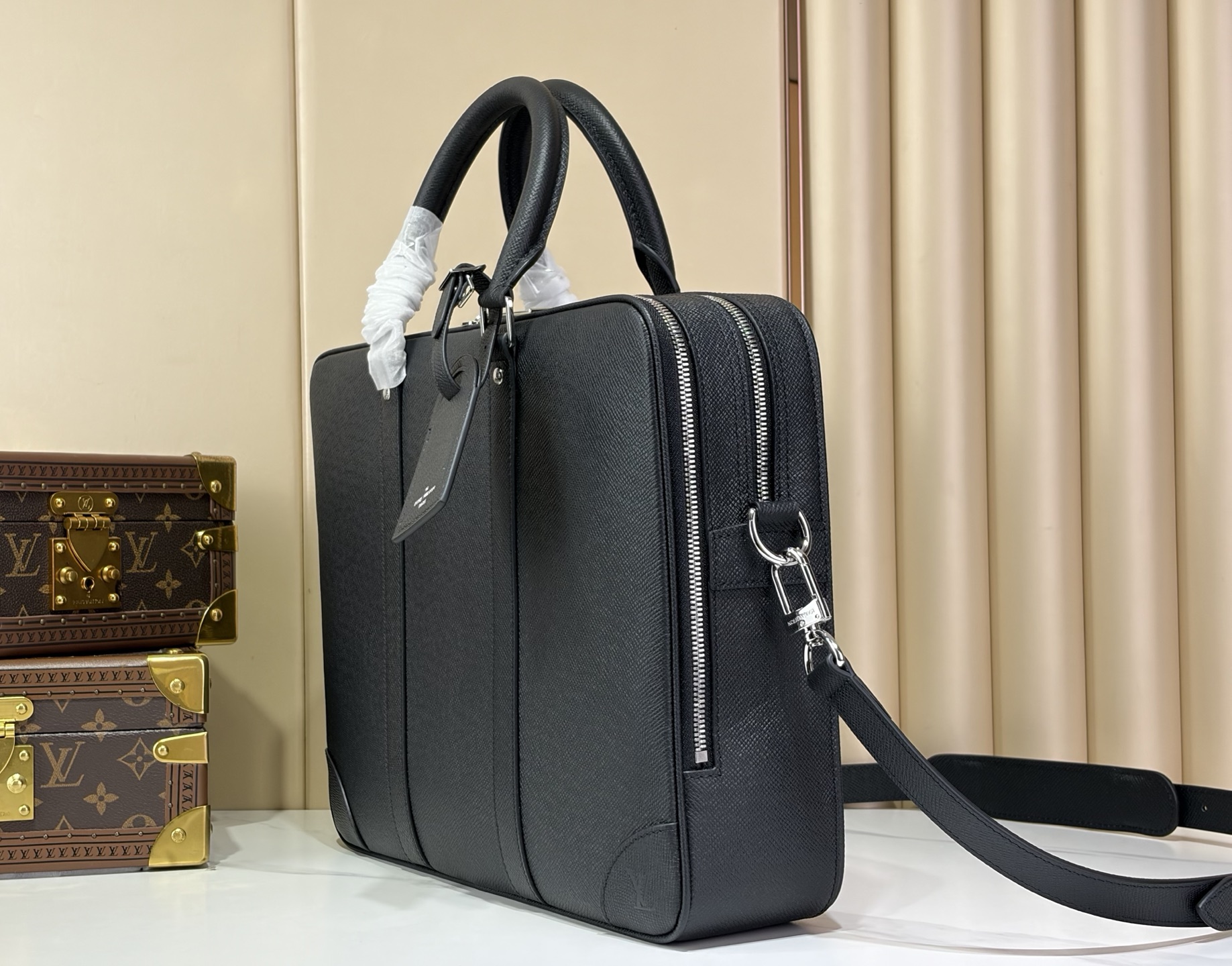 【顶级原单 Voyage 大号公文包】M30967 黑色(十字纹) 使用的 Taïga 皮革是将牛皮革打磨、柔化处理后压