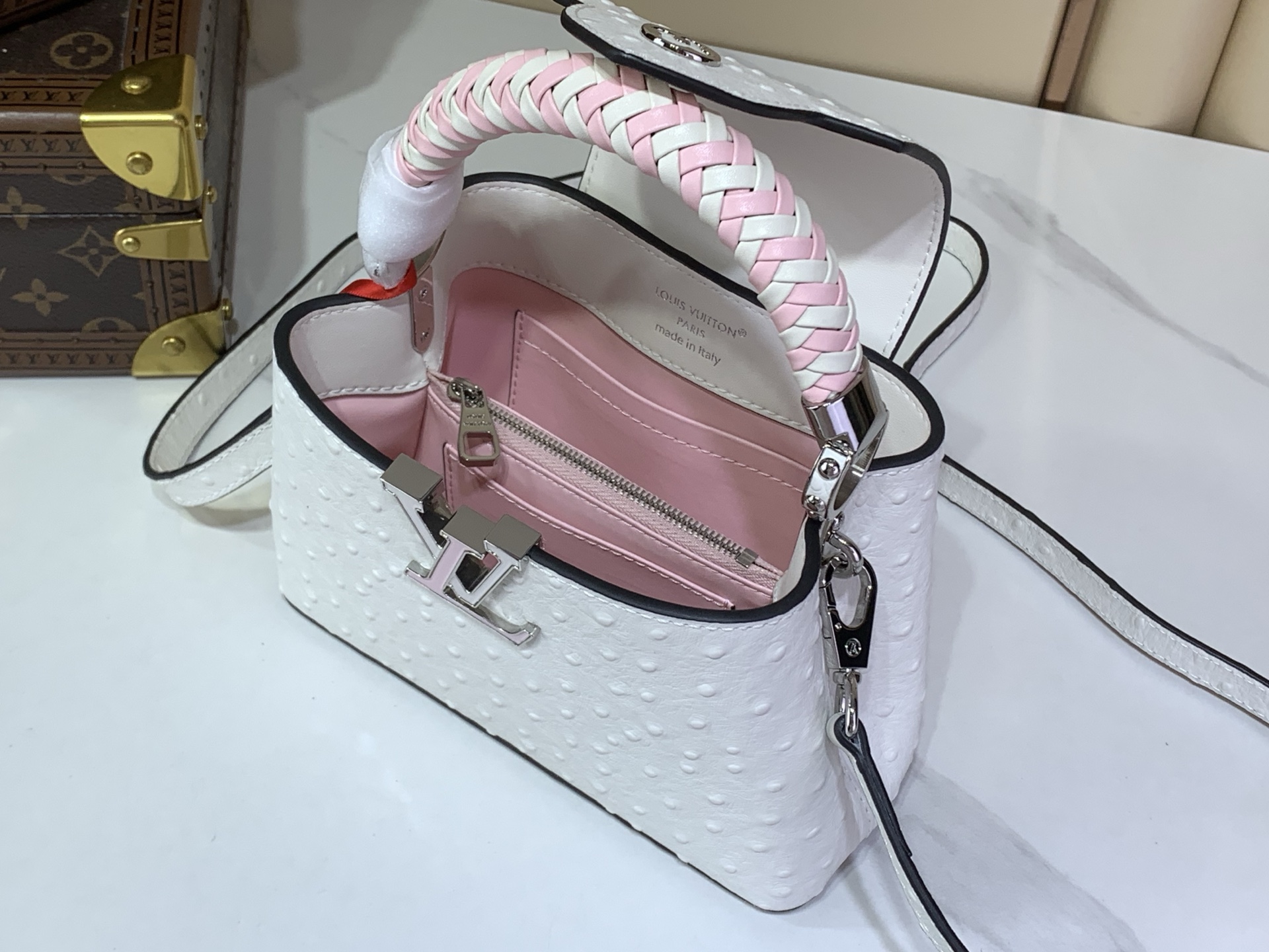 【顶级原单 Capucines 迷你手袋 】M48865 白色粉色（编织手柄-牛皮压鸵鸟纹） 高贵的鸵鸟皮纹，奢华的山羊
