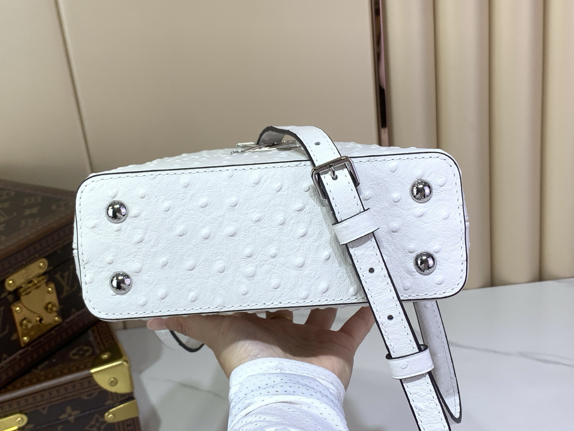 【顶级原单 Capucines 迷你手袋 】M48865 白色粉色（编织手柄-牛皮压鸵鸟纹） 高贵的鸵鸟皮纹，奢华的山羊