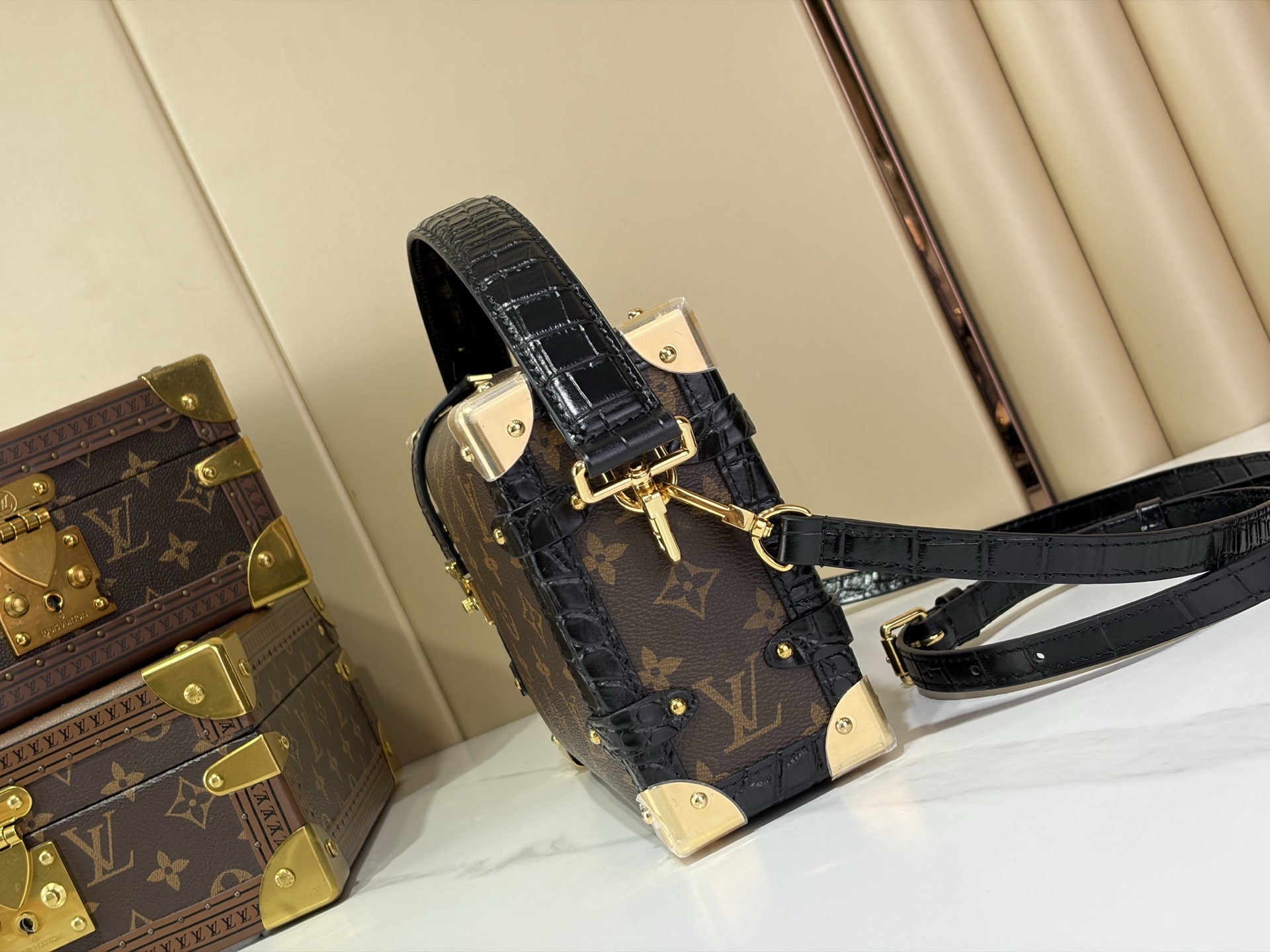 【顶级原单 SIDE TRUNK 手袋】N88338 30010 老花黑色(牛皮压纹) Nicolas Ghesquiè 【顶级原单 SIDE TRUNK 手袋】N88338 30010 老花黑色(牛皮压纹) Nicolas Ghesquiè