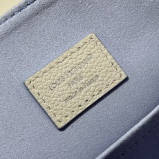 【顶级原单 Backup双肩包】M2A375幻彩紫双肩包 出自Dream系列,为Monogram压纹粒面皮革渲染别致水彩 【顶级原单 Backup双肩包】M2A375幻彩紫双肩包 出自Dream系列,为Monogram压纹粒面皮革渲染别致水彩