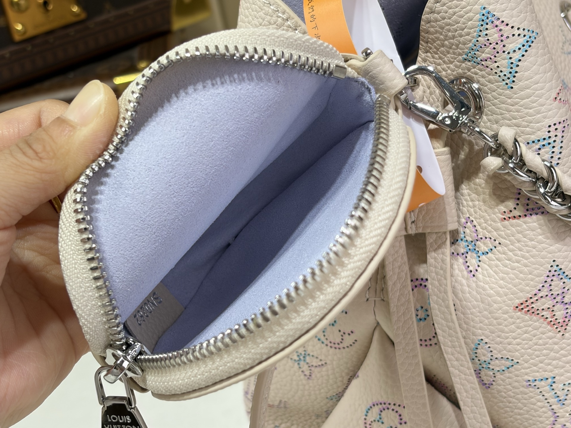 【顶级原单 BELLA 手袋 】M2A168 Bella 水桶包 采用 Monogram 镂花穿孔小牛皮塑造小巧构型，再