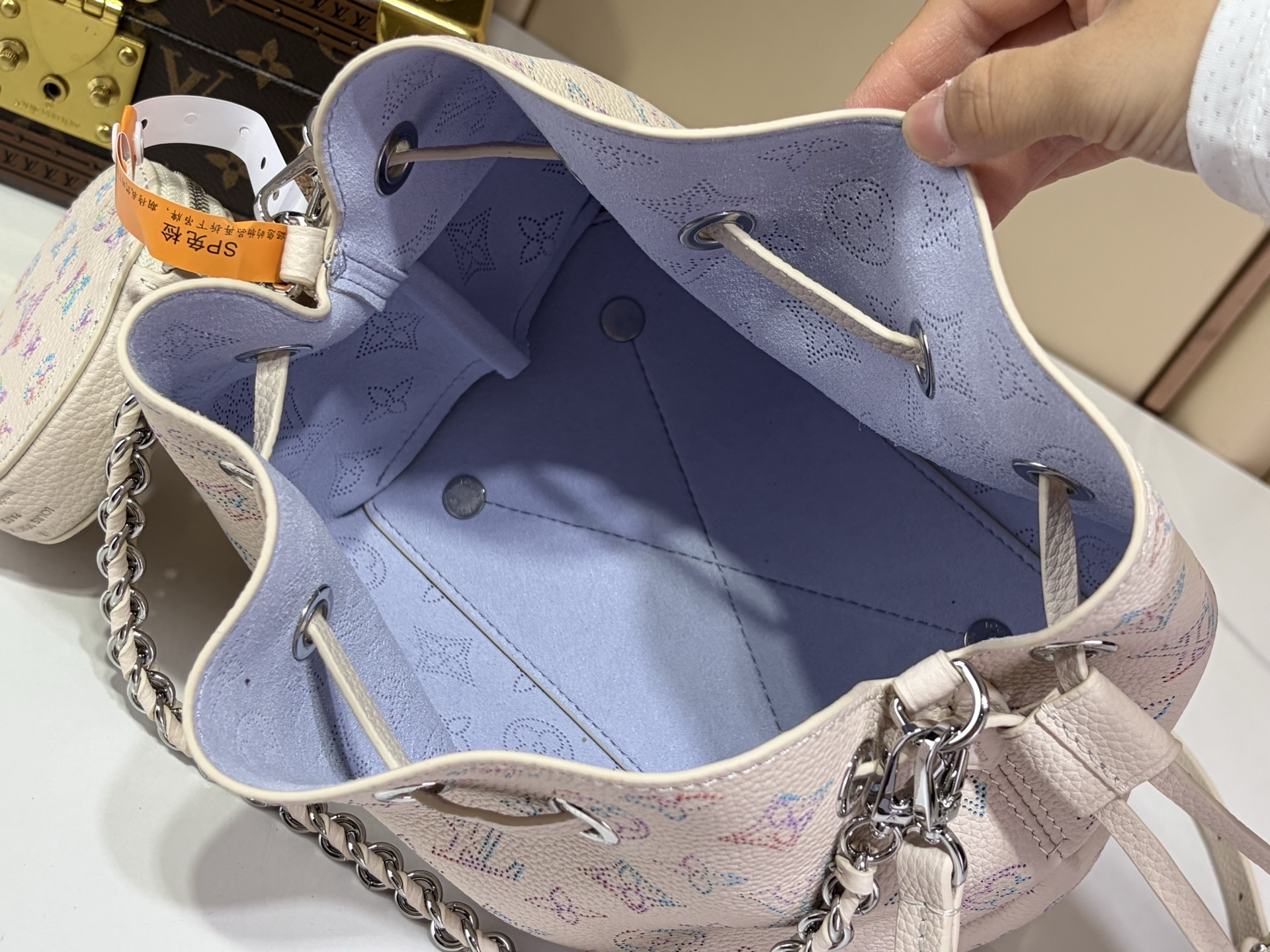 【顶级原单 BELLA 手袋 】M2A168 Bella 水桶包 采用 Monogram 镂花穿孔小牛皮塑造小巧构型，再