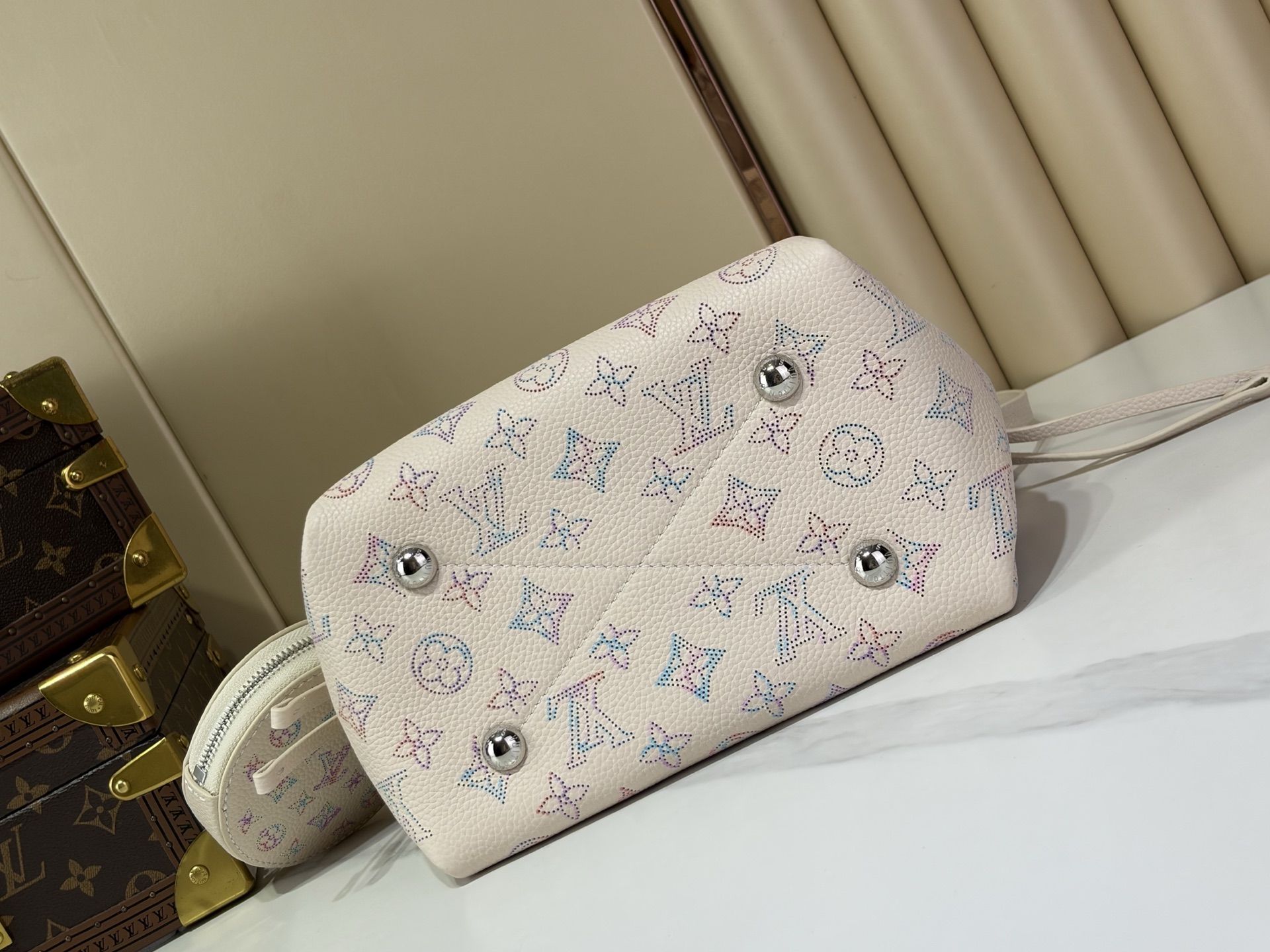 【顶级原单 BELLA 手袋 】M2A168 Bella 水桶包 采用 Monogram 镂花穿孔小牛皮塑造小巧构型，再