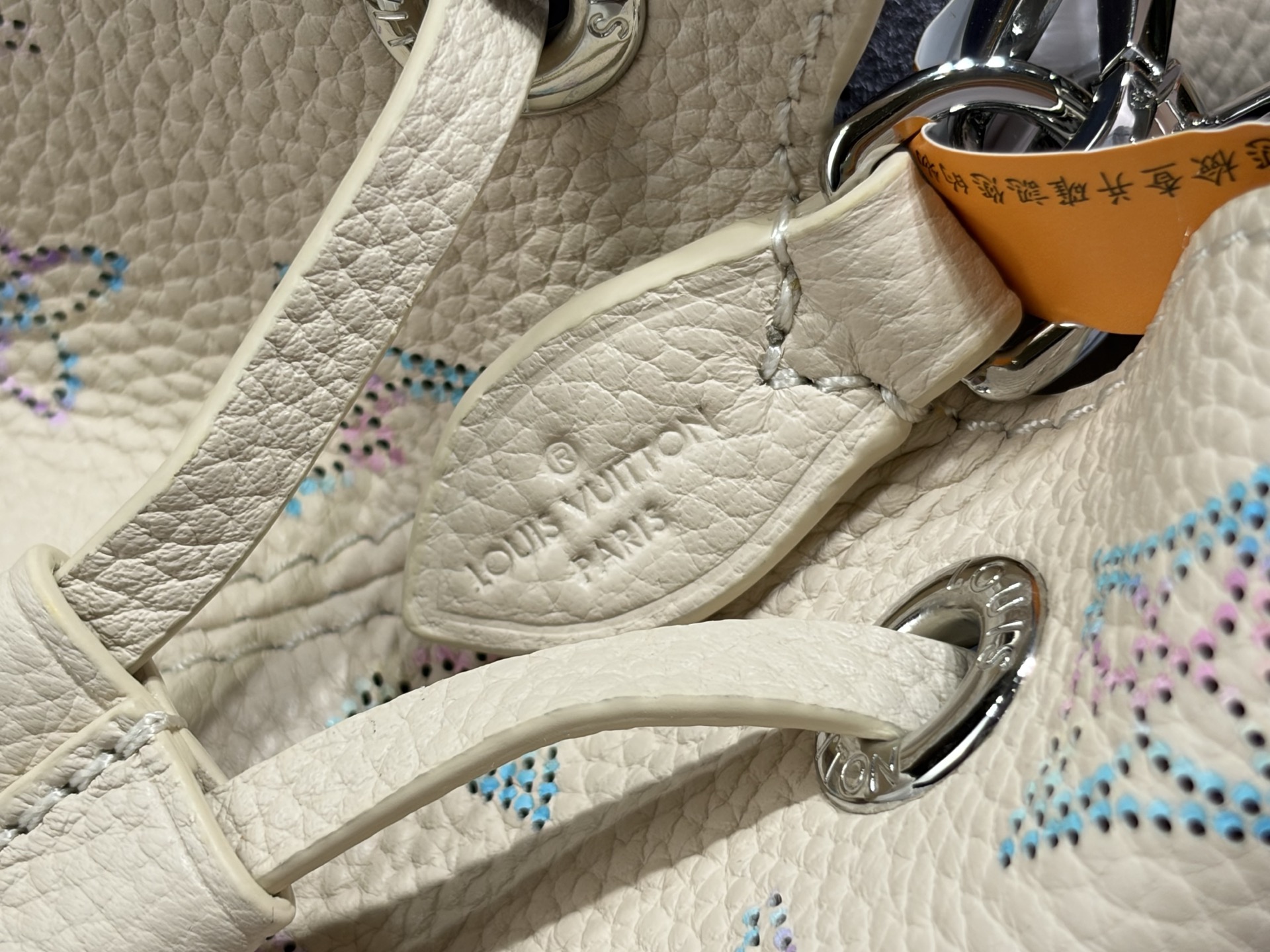 【顶级原单 BELLA 手袋 】M2A168 Bella 水桶包 采用 Monogram 镂花穿孔小牛皮塑造小巧构型，再