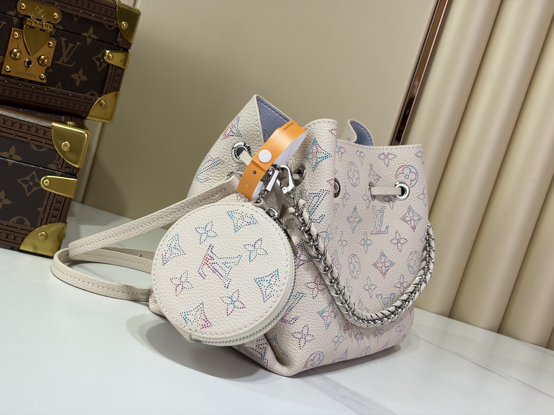 【顶级原单 BELLA 手袋 】M2A168 Bella 水桶包 采用 Monogram 镂花穿孔小牛皮塑造小巧构型，再