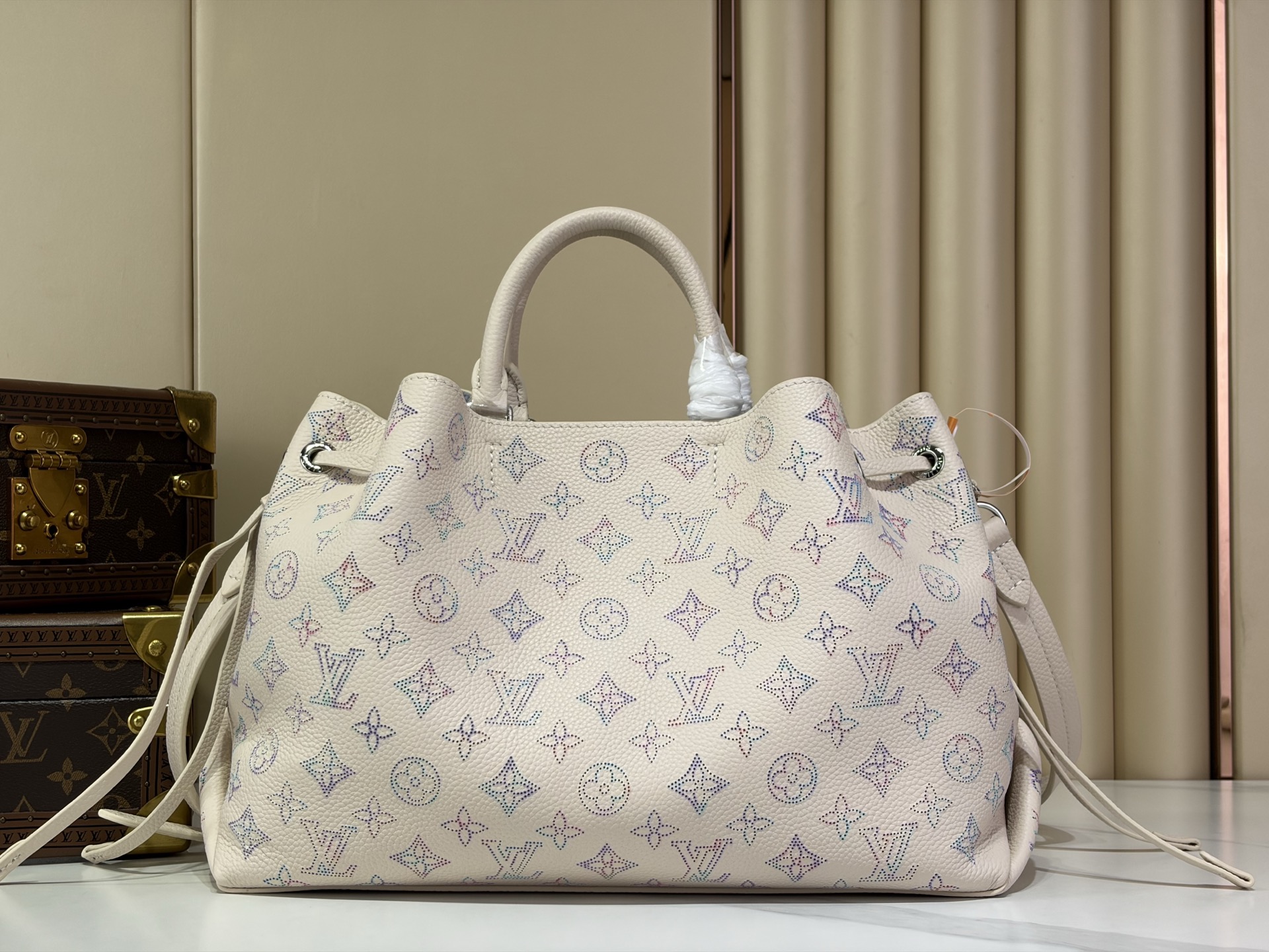 【顶级原单 BELLA TOTE 手袋】M2A169  Flight Mode 胶囊系列Monogram镂花穿孔牛皮革塑