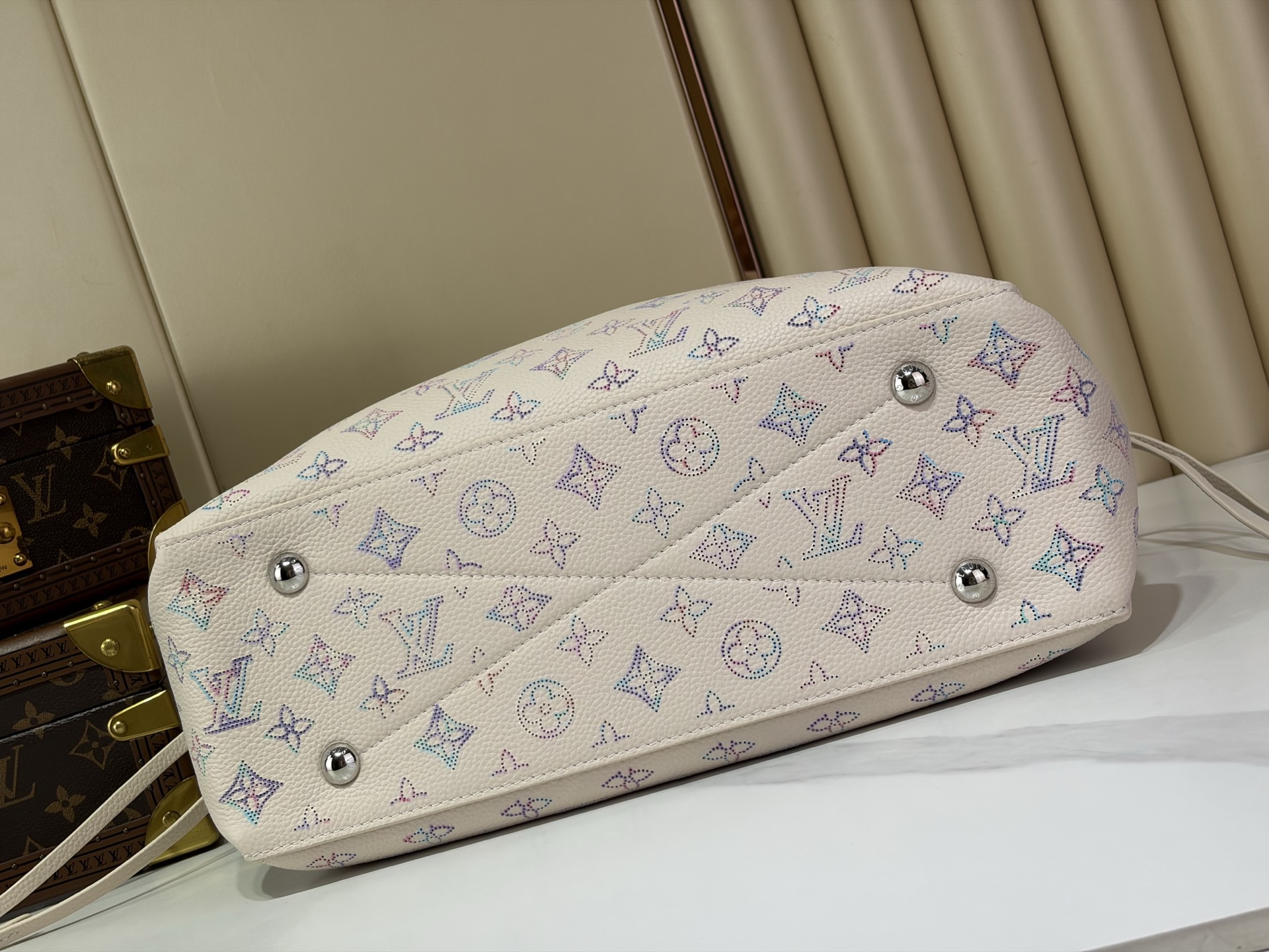 【顶级原单 BELLA TOTE 手袋】M2A169  Flight Mode 胶囊系列Monogram镂花穿孔牛皮革塑