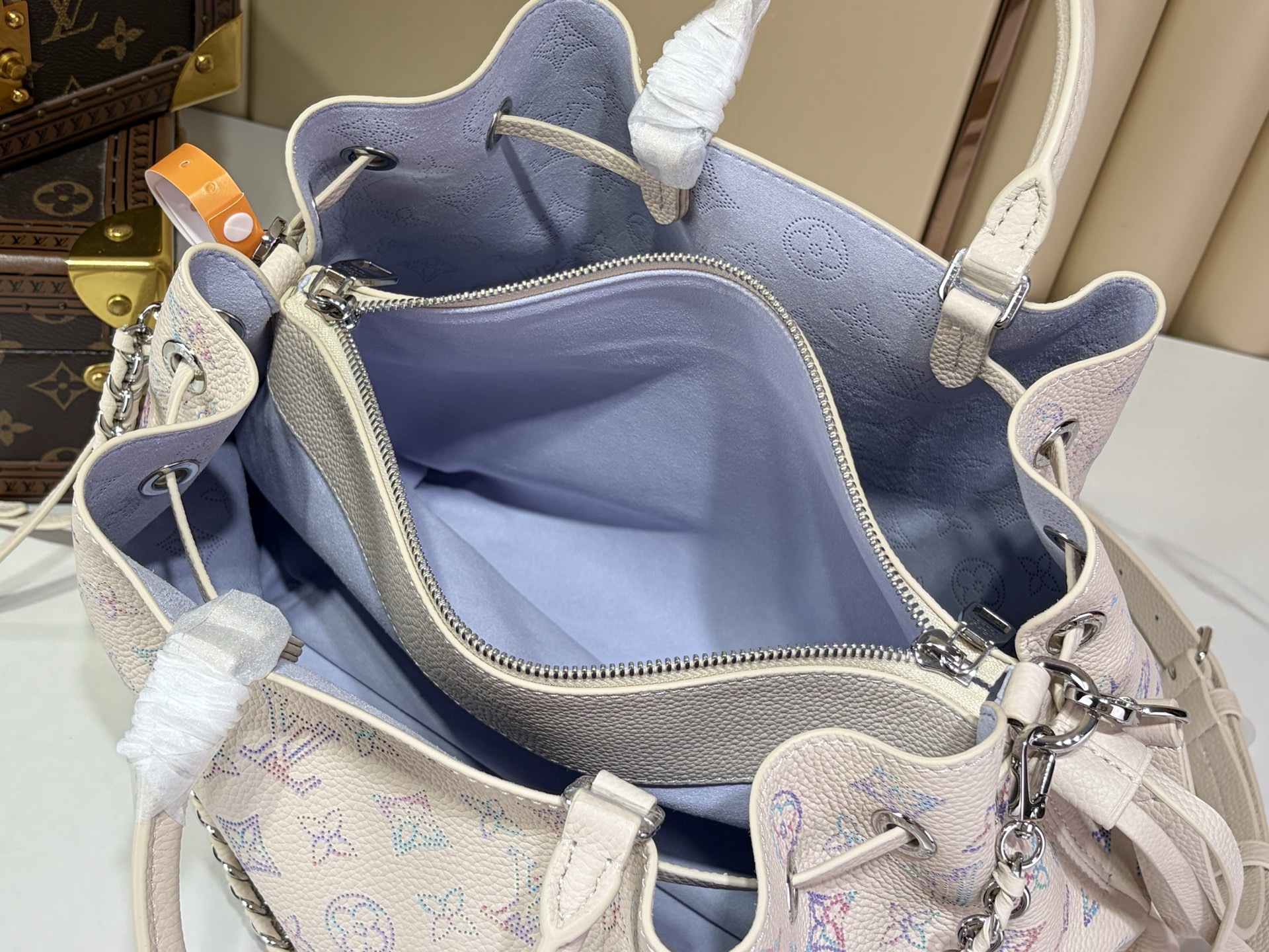 【顶级原单 BELLA TOTE 手袋】M2A169  Flight Mode 胶囊系列Monogram镂花穿孔牛皮革塑