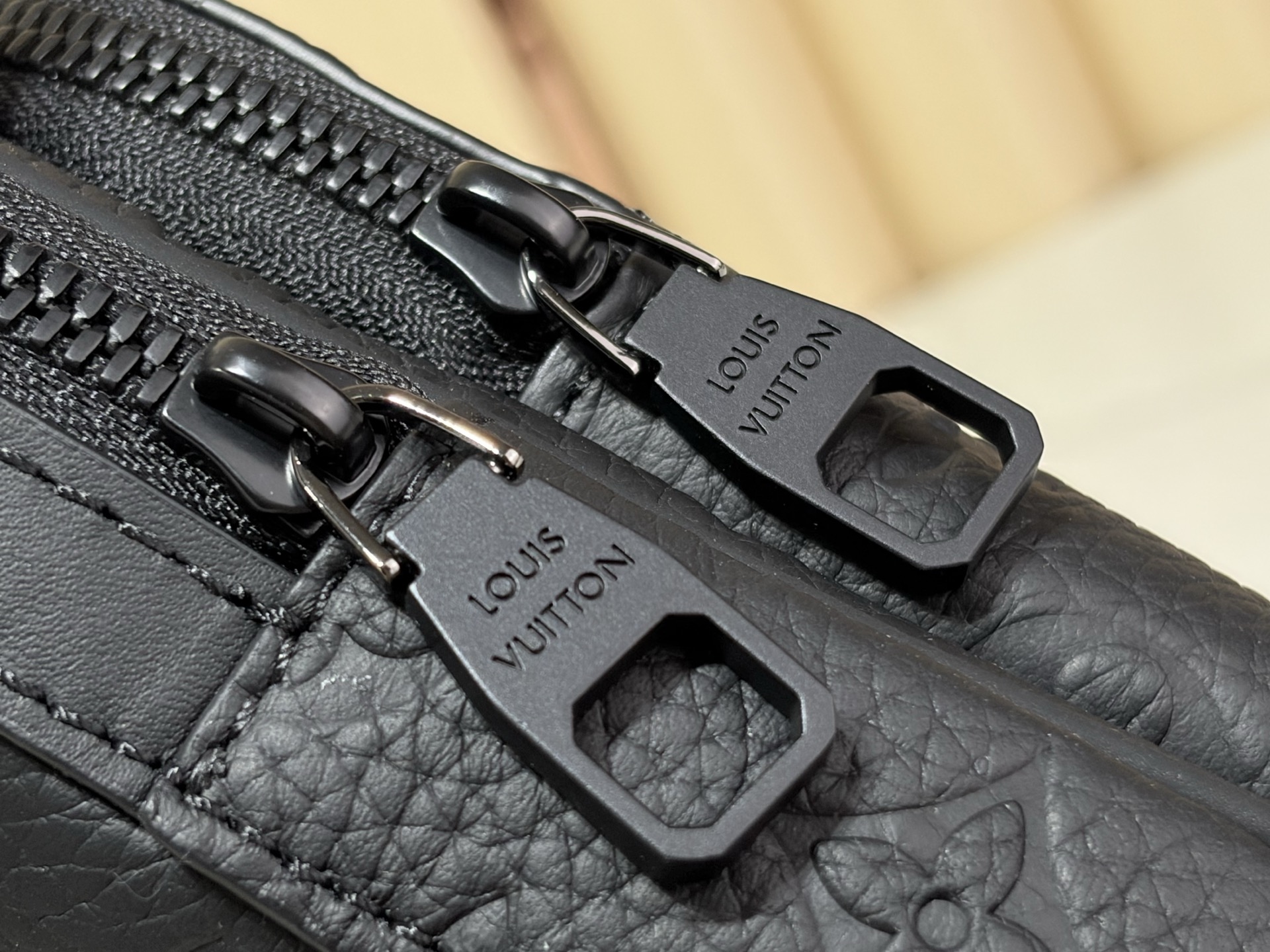 【顶级原单 Avenue Slingbag PM 单肩胸包】M2A354 黑色 (压花) Avenue Slingbag 【顶级原单 Avenue Slingbag PM 单肩胸包】M2A354 黑色 (压花) Avenue Slingbag