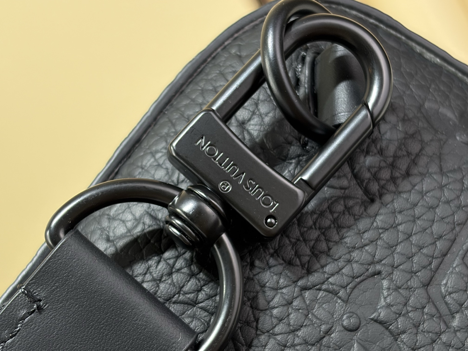 【顶级原单 Avenue Slingbag PM 单肩胸包】M2A354 黑色 (压花) Avenue Slingbag 【顶级原单 Avenue Slingbag PM 单肩胸包】M2A354 黑色 (压花) Avenue Slingbag