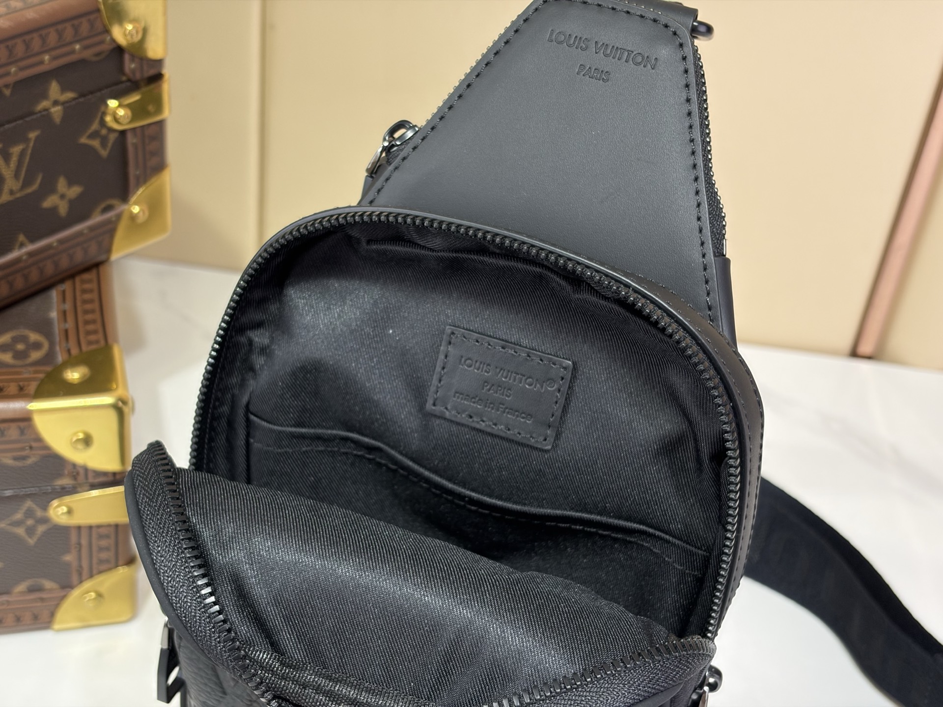 【顶级原单 Avenue Slingbag PM 单肩胸包】M2A354 黑色 (压花) Avenue Slingbag 【顶级原单 Avenue Slingbag PM 单肩胸包】M2A354 黑色 (压花) Avenue Slingbag