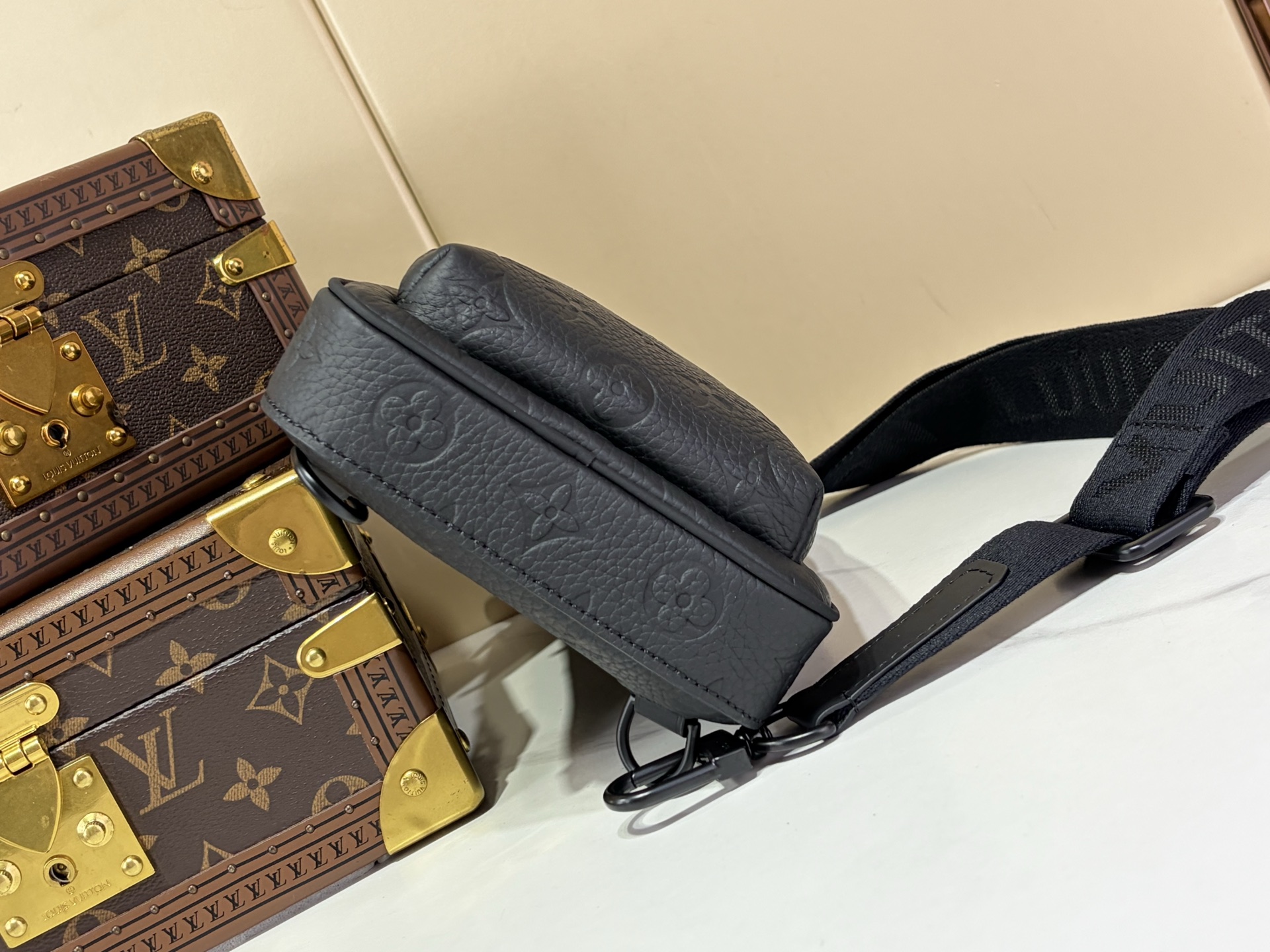 【顶级原单 Avenue Slingbag PM 单肩胸包】M2A354 黑色 (压花) Avenue Slingbag 【顶级原单 Avenue Slingbag PM 单肩胸包】M2A354 黑色 (压花) Avenue Slingbag