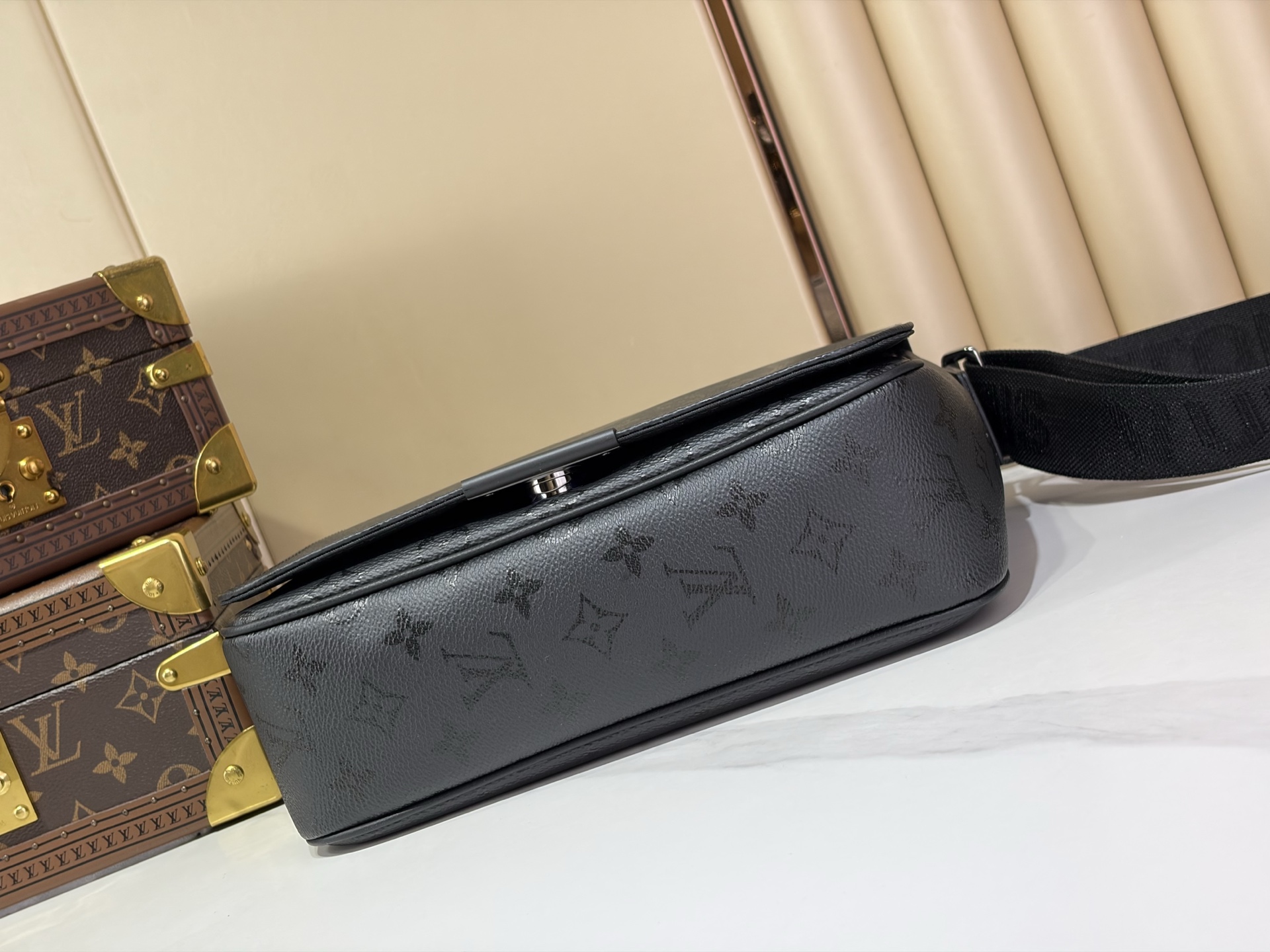 【顶级原单 BASTILLE 小号手袋】M2A195 黑花丝印 本款 Bastille 小号邮差包以 Monogram 【顶级原单 BASTILLE 小号手袋】M2A195 黑花丝印 本款 Bastille 小号邮差包以 Monogram