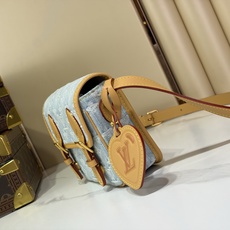 【顶级原单 SATCHEL 迷你斜挎包】M2A647 蓝色/牛仔 本款 Satchel 迷你斜挎包以 Monogram 【顶级原单 SATCHEL 迷你斜挎包】M2A647 蓝色/牛仔 本款 Satchel 迷你斜挎包以 Monogram