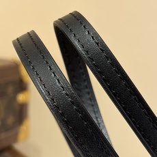 【顶级原单 Squire East-West 单肩手袋】M3A167黑花丝印 出自 Monogram Ink 系列,以亮 【顶级原单 Squire East-West 单肩手袋】M3A167黑花丝印 出自 Monogram Ink 系列,以亮