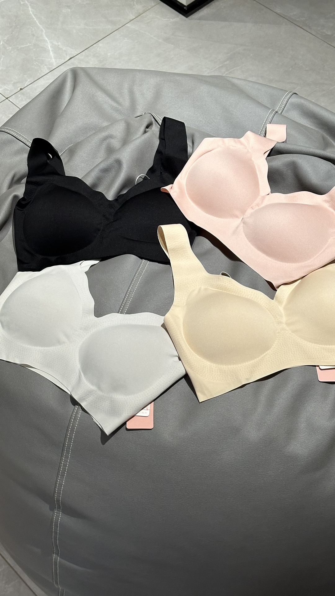 Designed with a scalloped deep V-neckline, wide supportive shoulder stra - Comprehensive 4