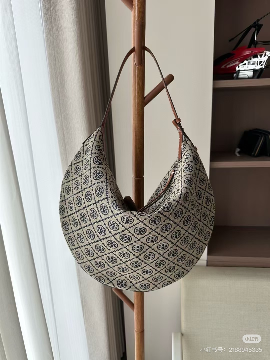 Tory Burch ～Tory burch 蓝色老花大号月亮包，型号169178 ，尺寸：35.5x49.5cm