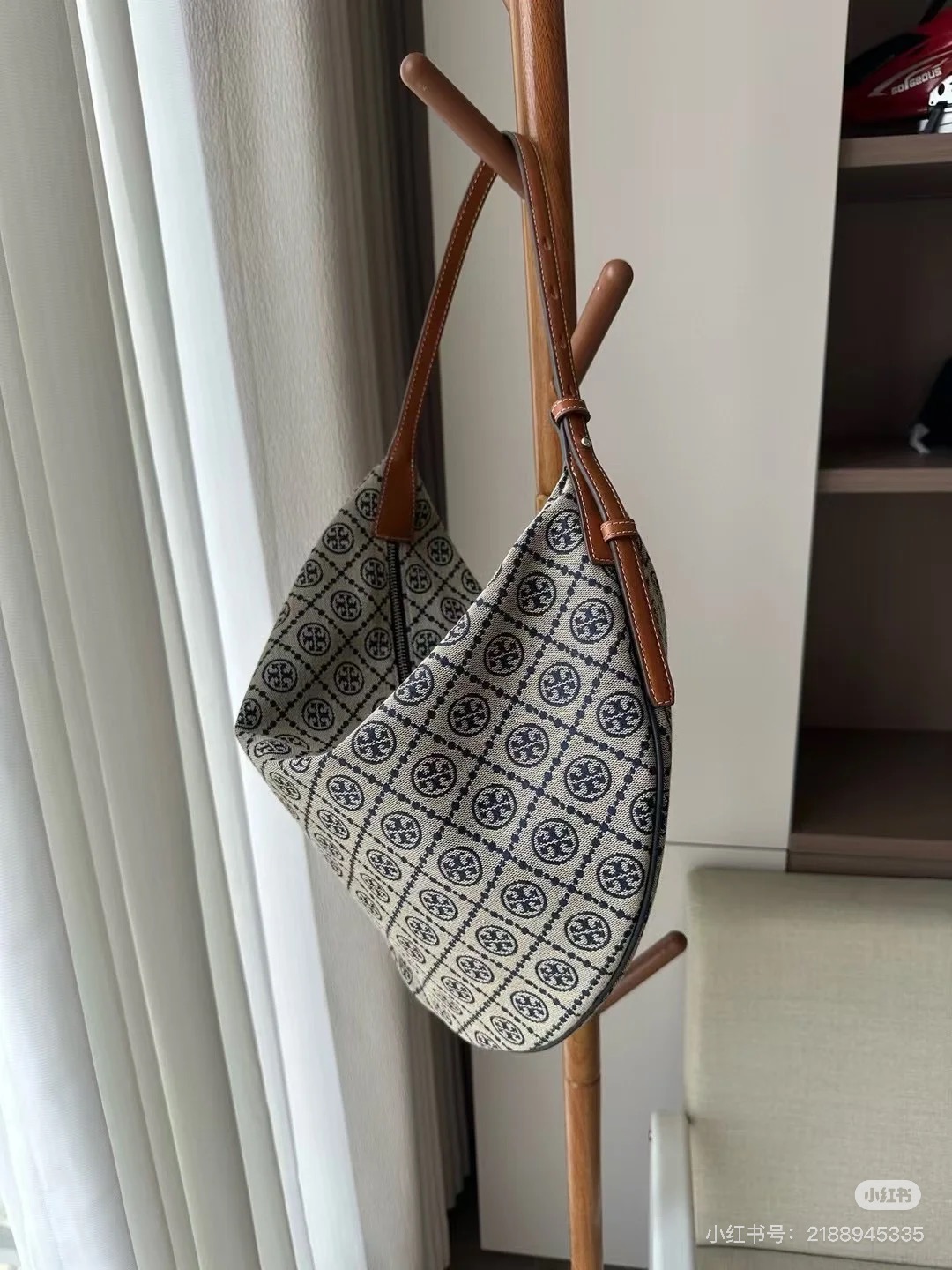 Tory Burch ～Tory burch 蓝色老花大号月亮包，型号169178 ，尺寸：35.5x49.5cm