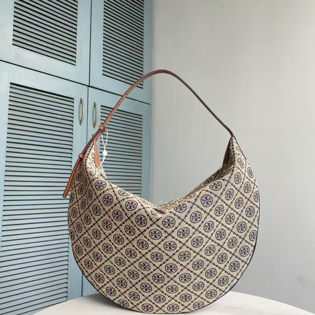 Tory Burch ～Tory burch 蓝色老花大号月亮包，型号169178 ，尺寸：35.5x49.5cm