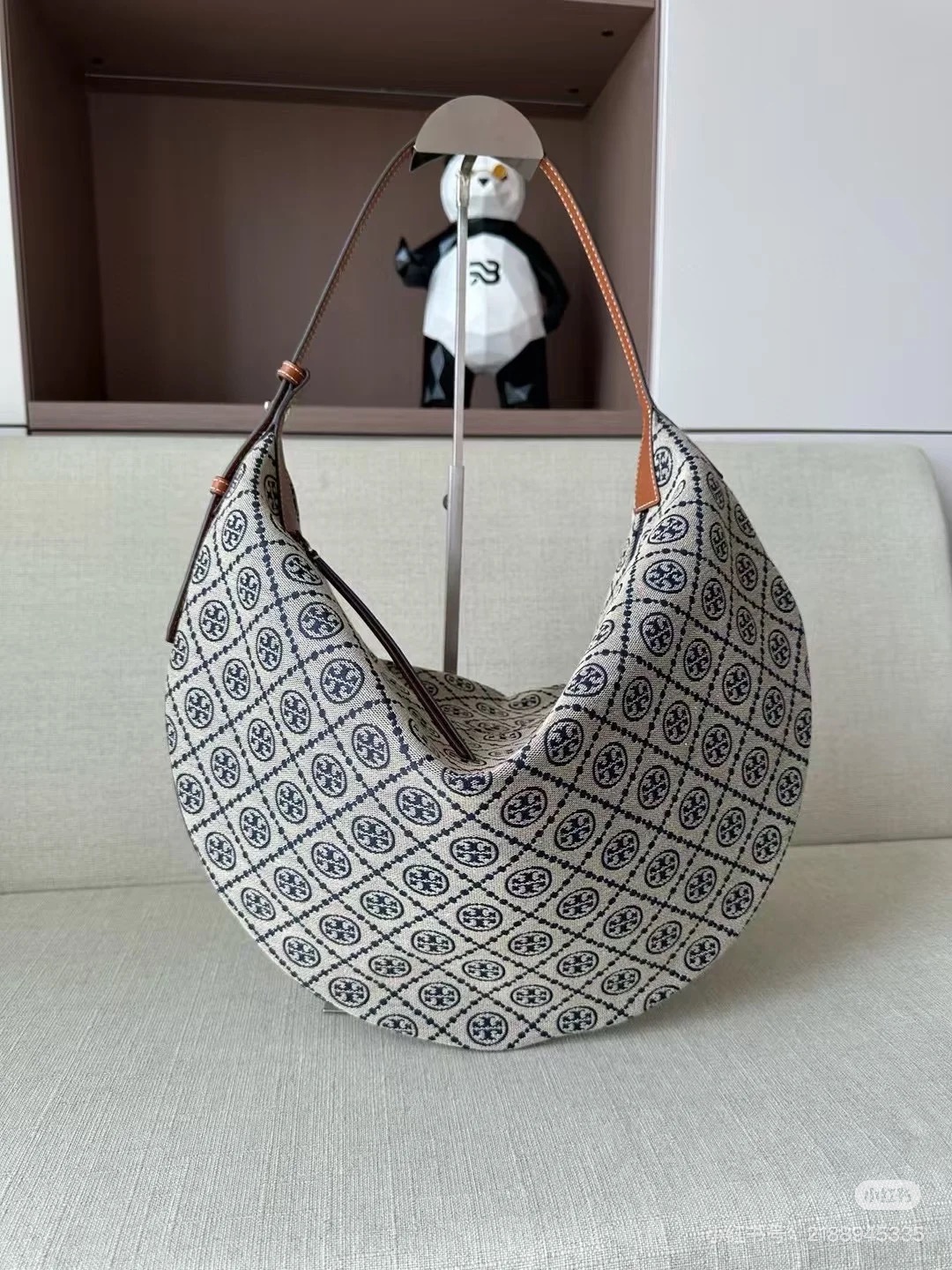 Tory Burch ～Tory burch 蓝色老花大号月亮包，型号169178 ，尺寸：35.5x49.5cm