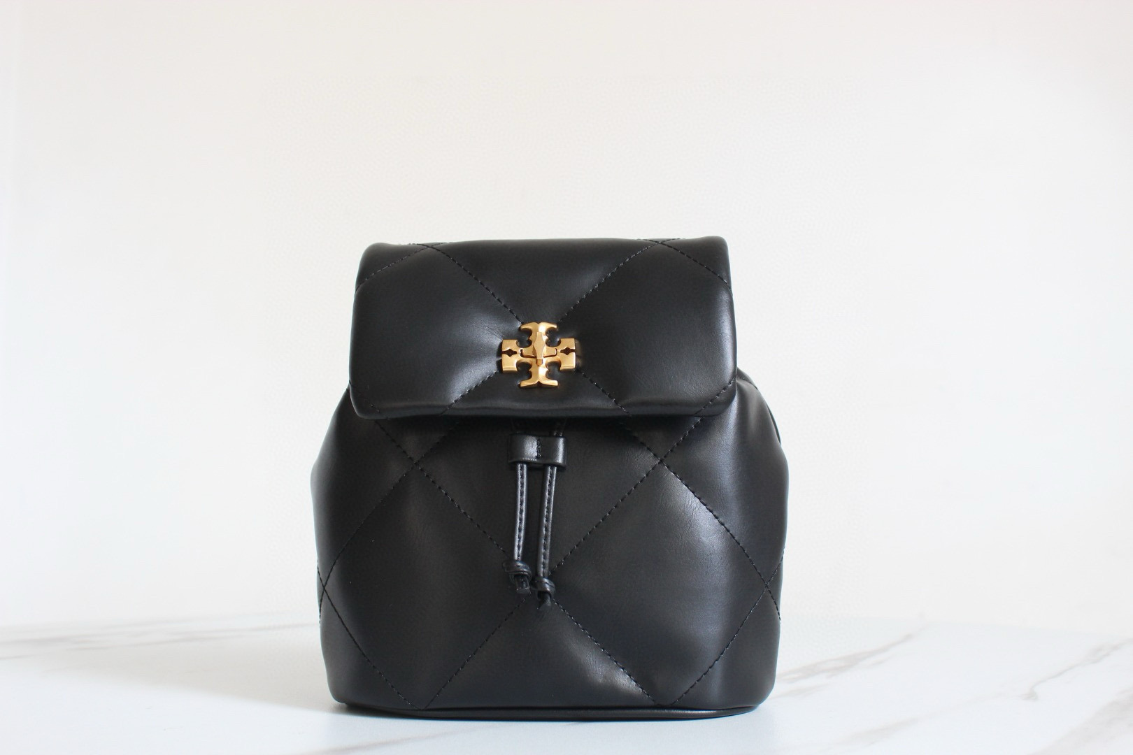 Tory Burch ToryBurch新款背包Kira迷你菱格双肩包 柔韧皮质 纵延菱格纹理 蓬松如云