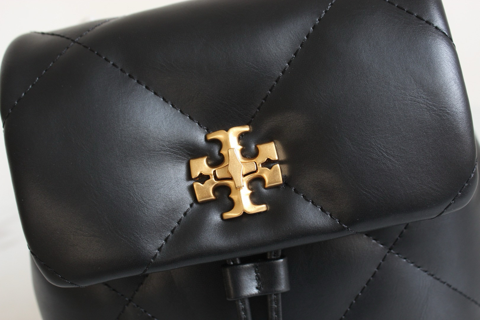 Tory Burch ToryBurch新款背包Kira迷你菱格双肩包 柔韧皮质 纵延菱格纹理 蓬松如云