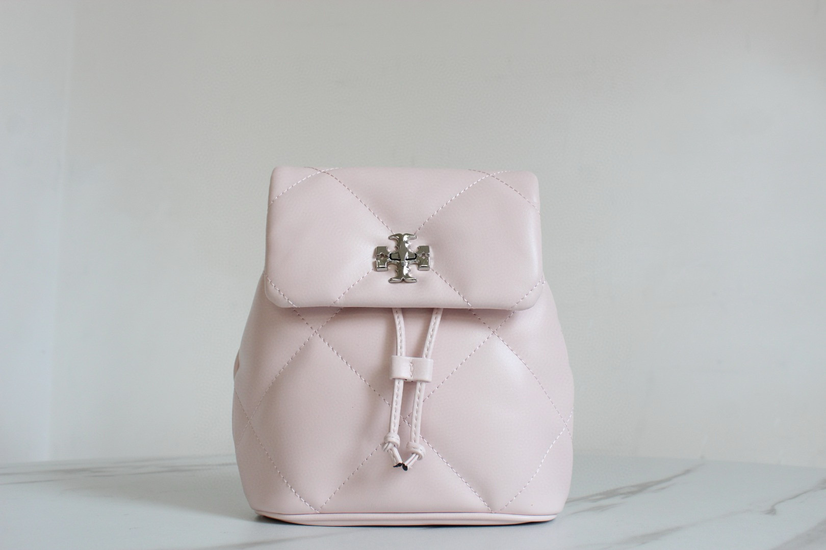 Tory Burch ToryBurch新款背包Kira迷你菱格双肩包 柔韧皮质 纵延菱格纹理 蓬松如云