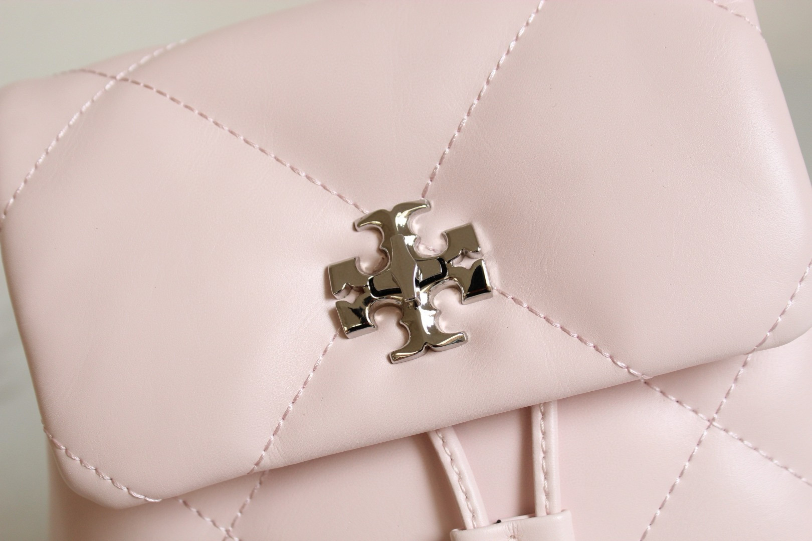 Tory Burch ToryBurch新款背包Kira迷你菱格双肩包 柔韧皮质 纵延菱格纹理 蓬松如云