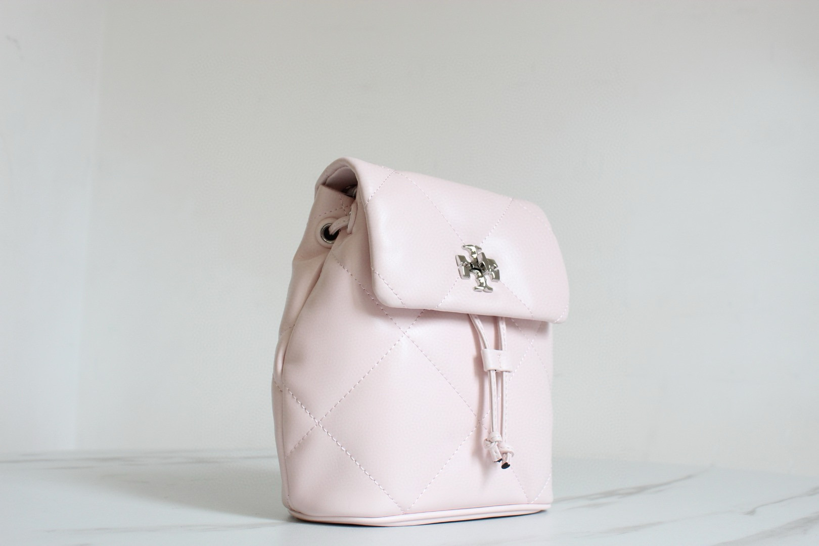 Tory Burch ToryBurch新款背包Kira迷你菱格双肩包 柔韧皮质 纵延菱格纹理 蓬松如云
