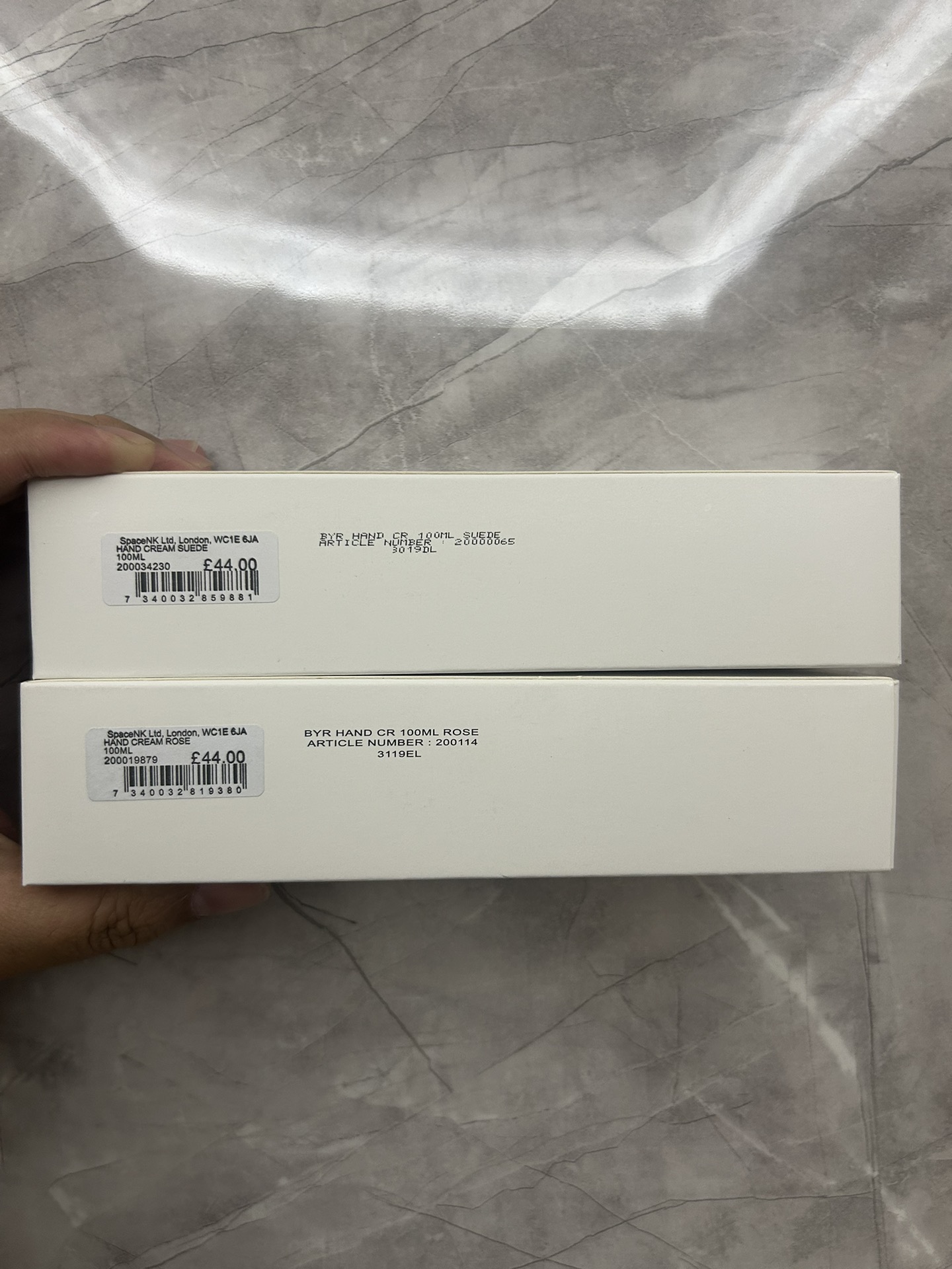 Crema de manos Byredo 100ml! Aromas: Rosa de zona desierta, Gamuza.