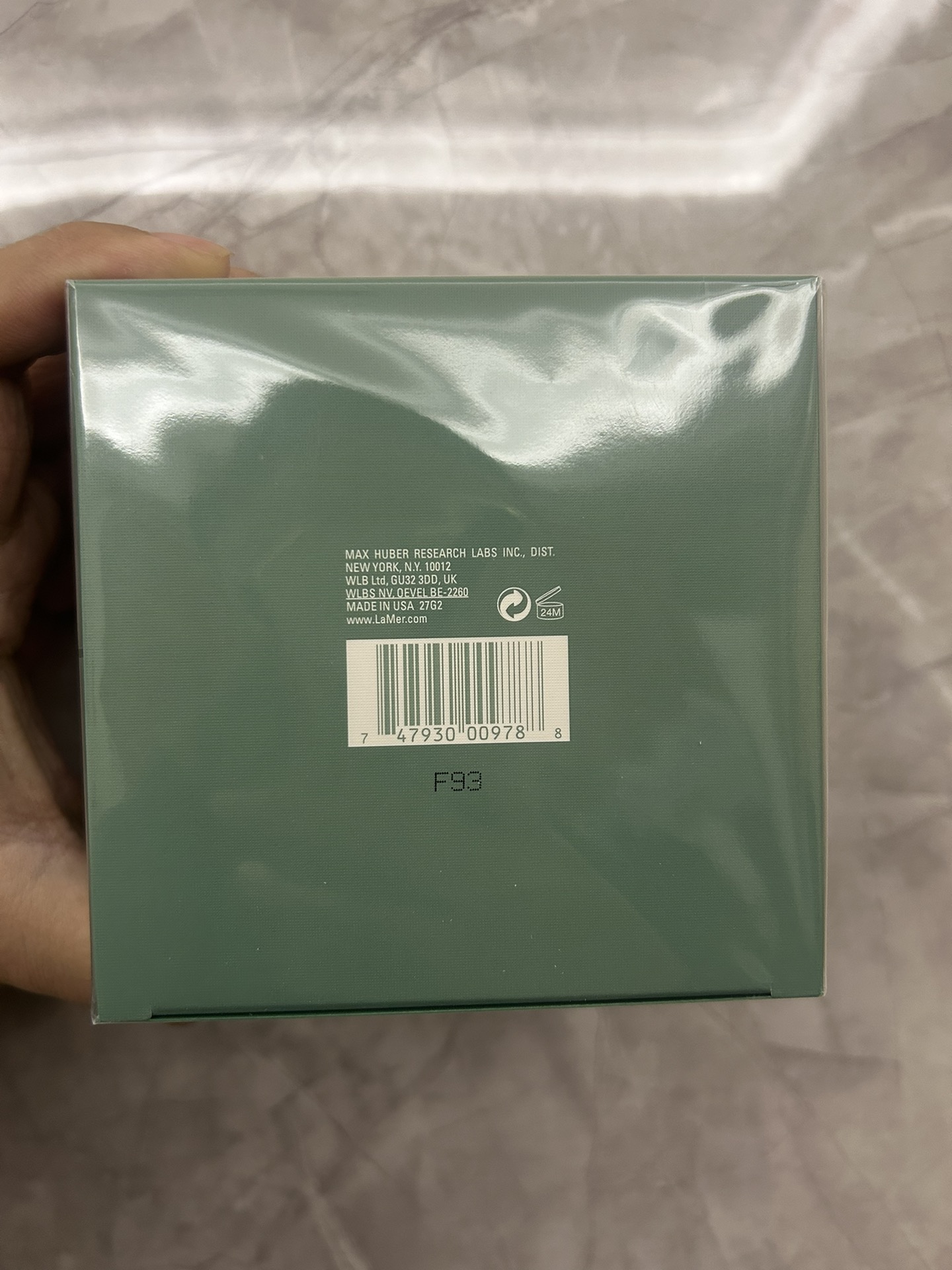 通✨175包
细节全对版，味道对香，明通市场认可版本✔️海蓝之谜身体乳明通版300ml！贵妇身体乳，别人家都是身体乳身体霜，海蓝之谜家是身体修复霜，确实不止名字腻害，效果也是超级棒棒哒👍内含与面霜相同的深海巨藻，以及富含天然玻尿酸的微藻复合精华，犹如一罐海藻裹体护理！