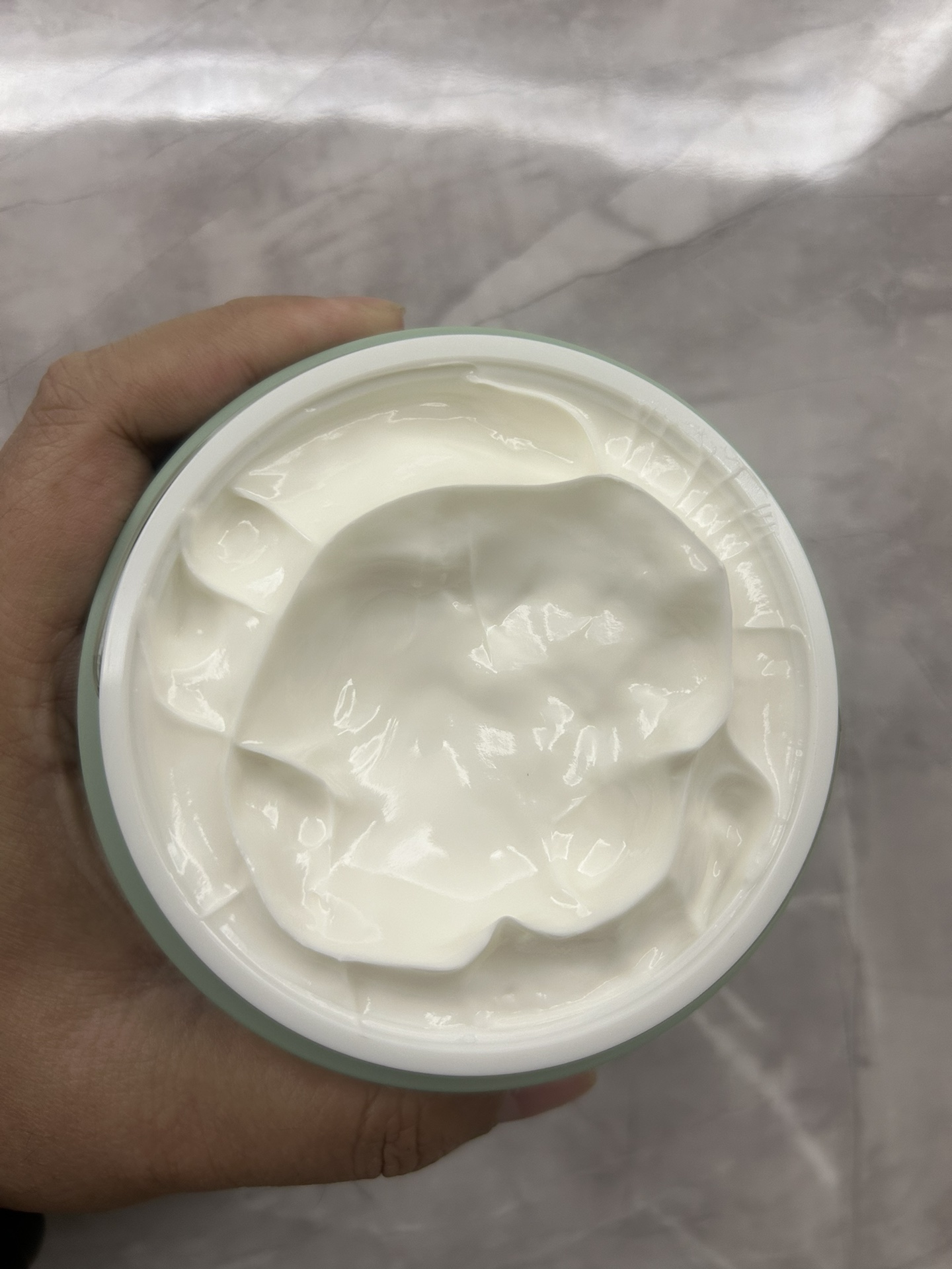 通✨175包
细节全对版，味道对香，明通市场认可版本✔️海蓝之谜身体乳明通版300ml！贵妇身体乳，别人家都是身体乳身体霜，海蓝之谜家是身体修复霜，确实不止名字腻害，效果也是超级棒棒哒👍内含与面霜相同的深海巨藻，以及富含天然玻尿酸的微藻复合精华，犹如一罐海藻裹体护理！