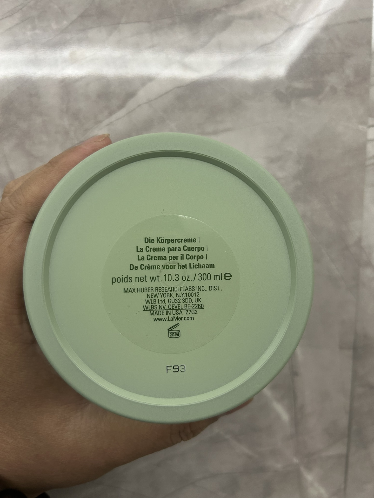 通✨175包
细节全对版，味道对香，明通市场认可版本✔️海蓝之谜身体乳明通版300ml！贵妇身体乳，别人家都是身体乳身体霜，海蓝之谜家是身体修复霜，确实不止名字腻害，效果也是超级棒棒哒👍内含与面霜相同的深海巨藻，以及富含天然玻尿酸的微藻复合精华，犹如一罐海藻裹体护理！