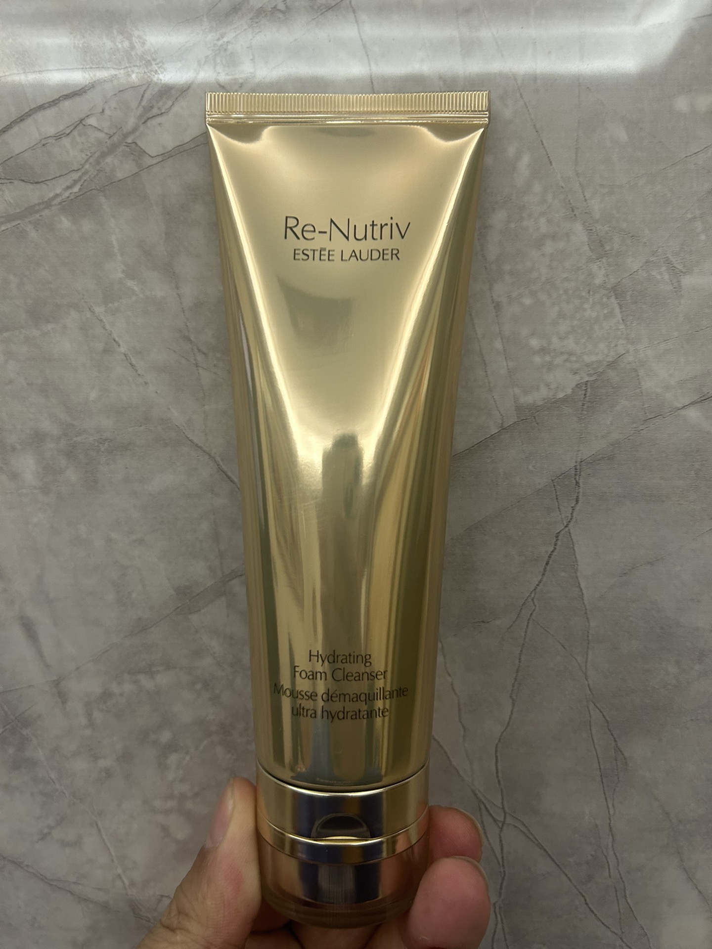 通/70💰
盒子3D效果跟原版一样 ，充正无压力，细节全对版，味道对香，明通市场认可版本✔️雅诗兰黛白金洗面奶明通版125ml！