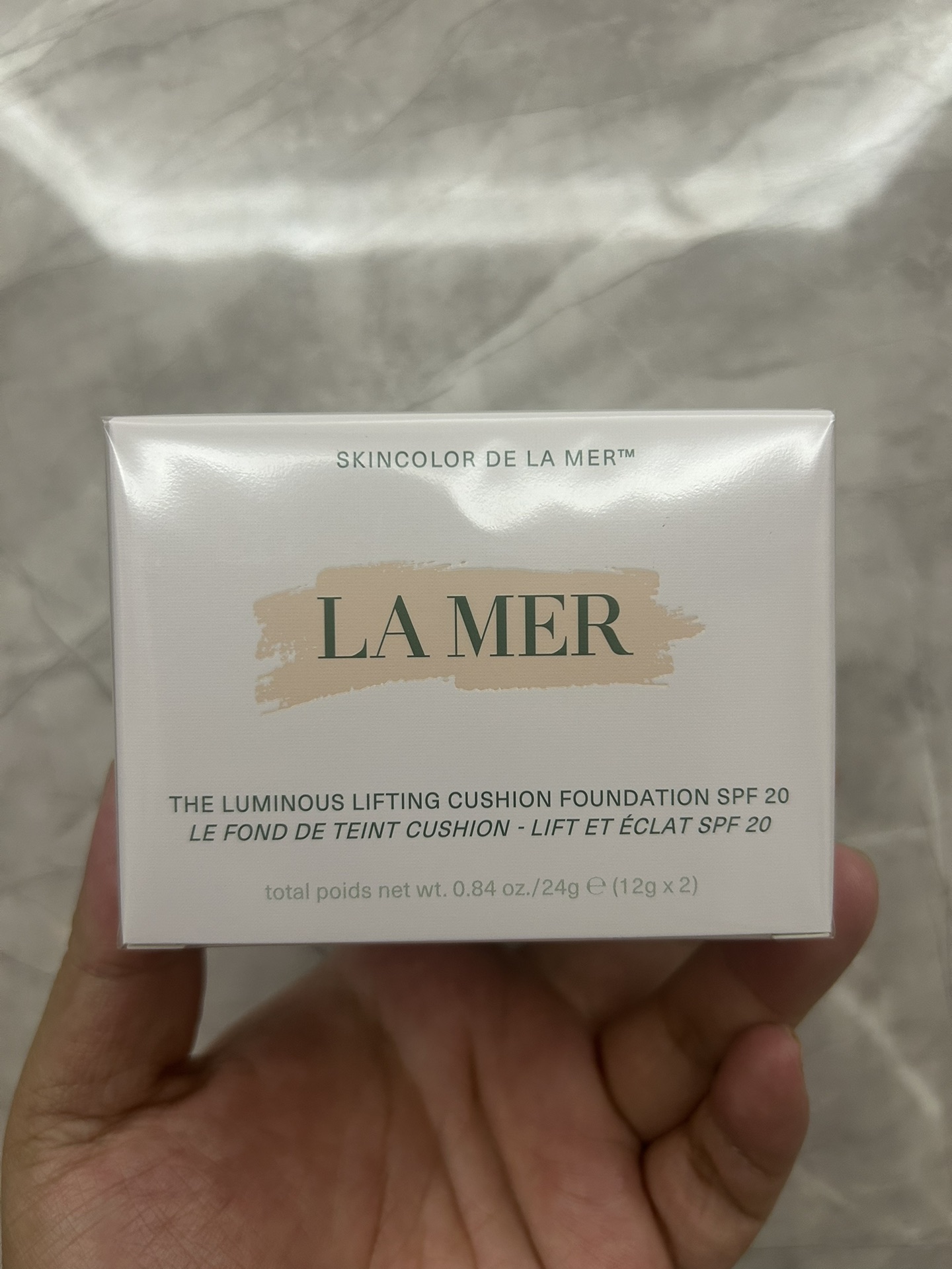 专/85💰
对版进口原装纤维纸盒（丝绒灰）高度遮暇效果，带替换装一盒两芯，市面最高版本独立牛皮盒装✔海蓝之谜鎏光焕变气垫！色号：1#，3#，11#，12#。