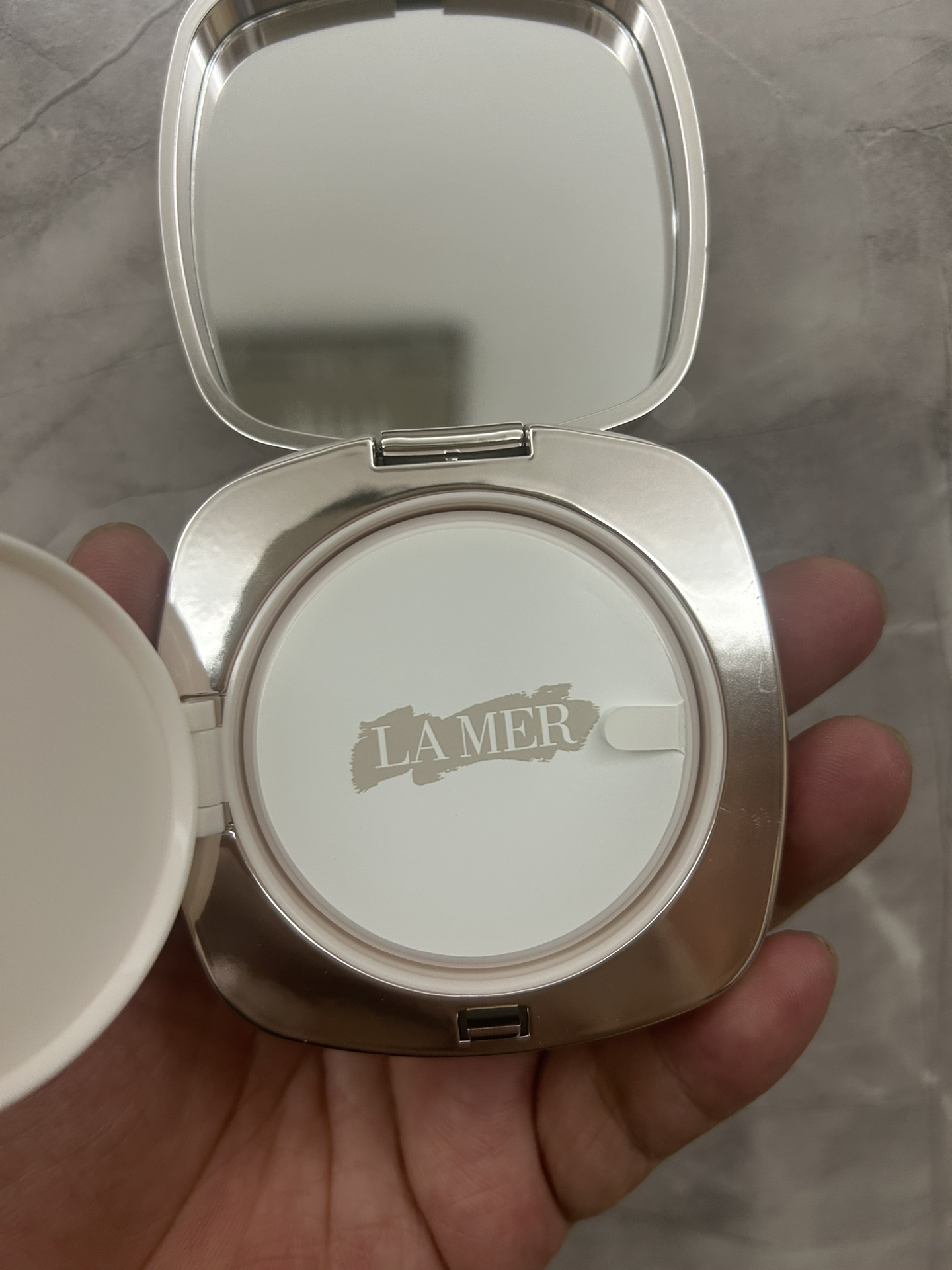 专/85💰
对版进口原装纤维纸盒（丝绒灰）高度遮暇效果，带替换装一盒两芯，市面最高版本独立牛皮盒装✔海蓝之谜鎏光焕变气垫！色号：1#，3#，11#，12#。