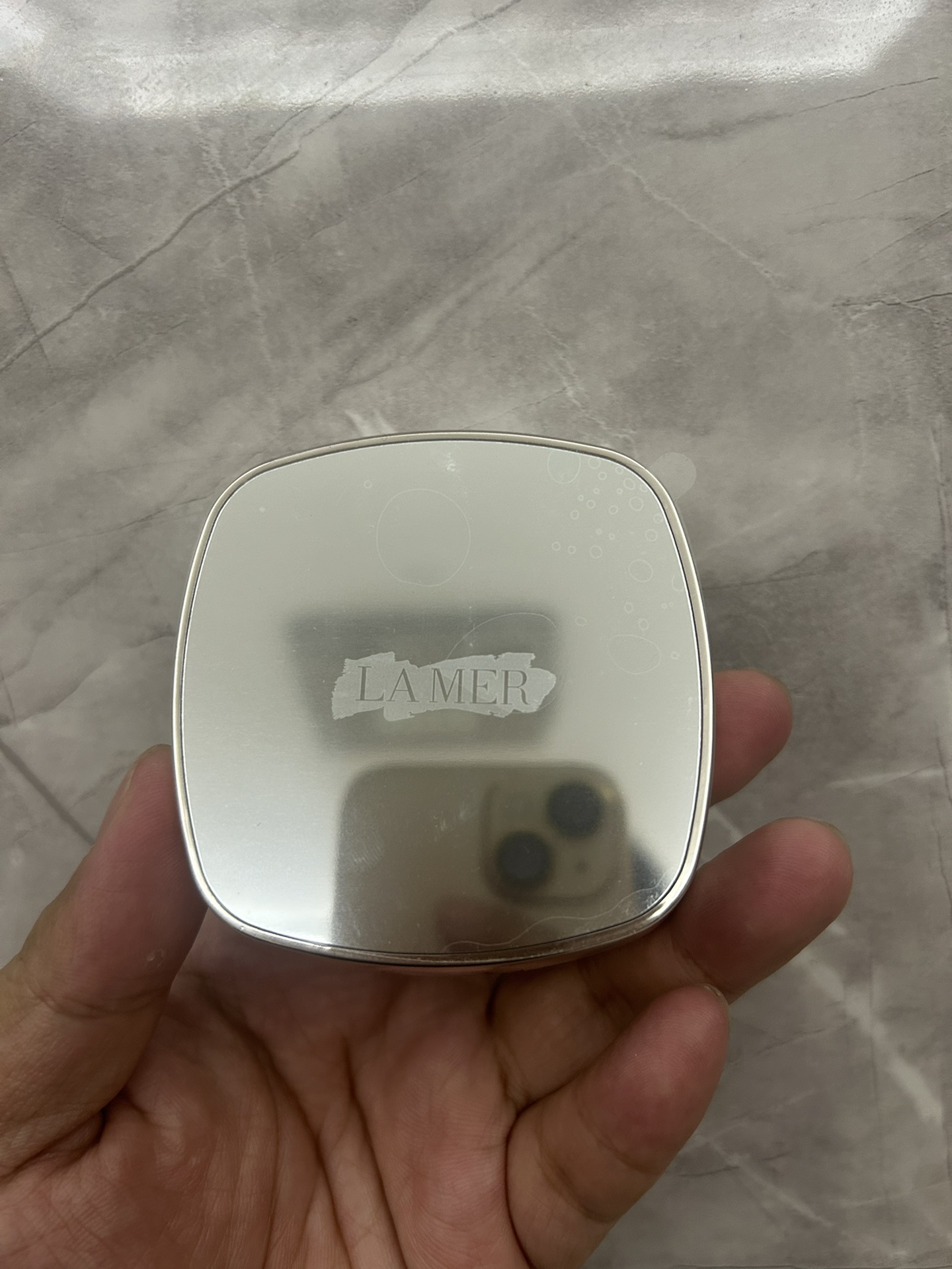 专/85💰
对版进口原装纤维纸盒（丝绒灰）高度遮暇效果，带替换装一盒两芯，市面最高版本独立牛皮盒装✔海蓝之谜鎏光焕变气垫！色号：1#，3#，11#，12#。