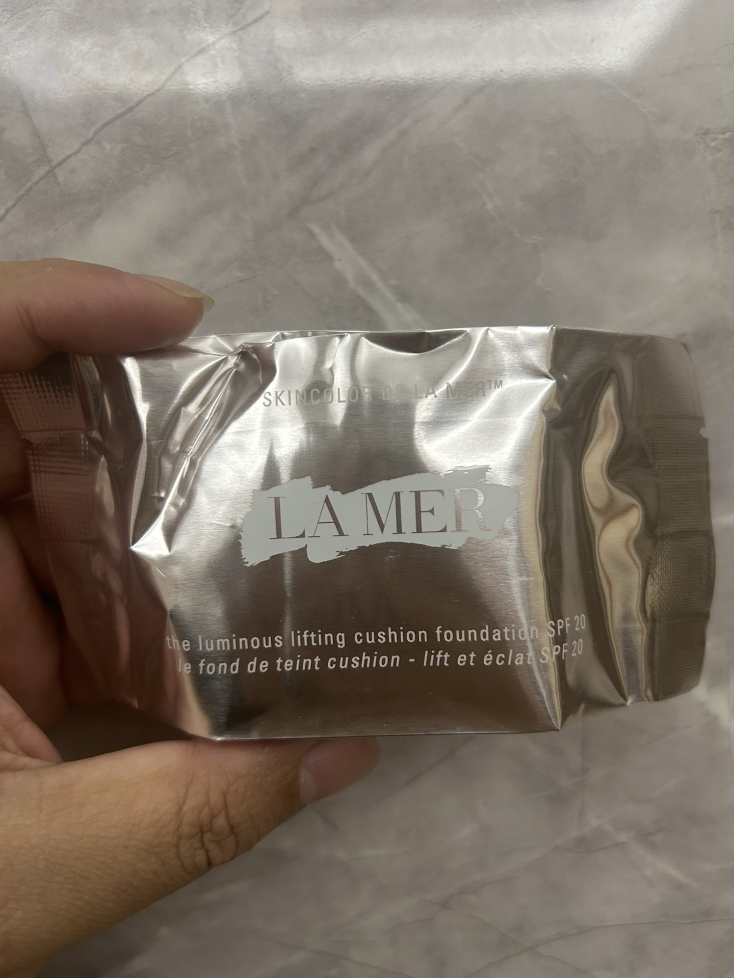 专/85💰
对版进口原装纤维纸盒（丝绒灰）高度遮暇效果，带替换装一盒两芯，市面最高版本独立牛皮盒装✔海蓝之谜鎏光焕变气垫！色号：1#，3#，11#，12#。